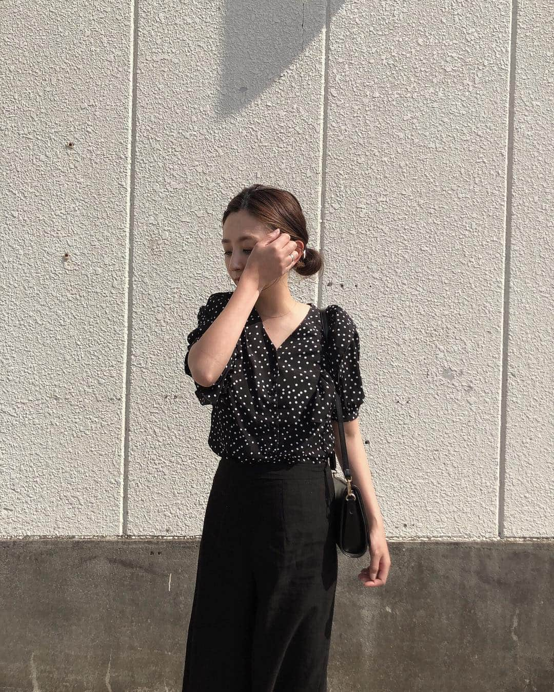 ayuさんのインスタグラム写真 - (ayuInstagram)「𝚂𝚊𝚝𝚞𝚛𝚍𝚊𝚢|☀︎ #ootd ＠fifth_store #ドット柄パフスリーブフリルブラウス ♡ 好みすぎる💕 サラッとしていて着心地も最高𓆌 お得な40%OFFクーポン出てます🎟 . . #fifth#fifthtl#フィフス#商品名#ブラウスコーデ #ファッション #コーディネート #コーデ #プチプラ #プチプラコーデ #今日の服」4月20日 20時35分 - memeyuyu