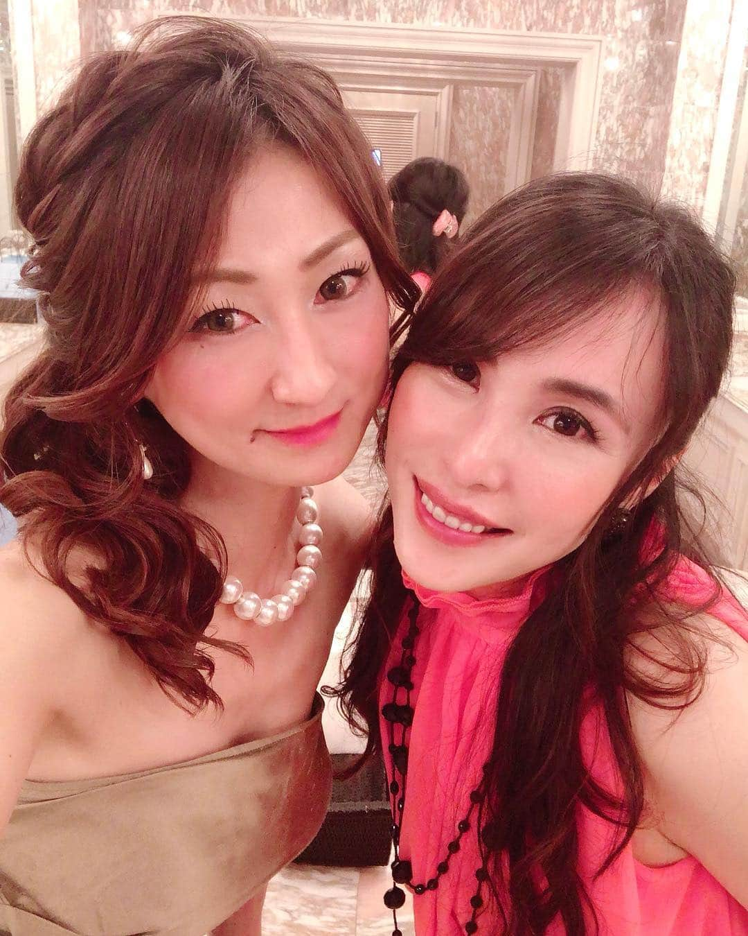 彩耶さんのインスタグラム写真 - (彩耶Instagram)「アルゼンチン共和国大使・国際ソムリエ協会会長 @andresrosberg にはさまれてパシャり〜🙈✨💕📷 ・ ザ・リッツ・カールトン大阪 で開催された アルゼンチン共和国大使館主催の ⭐️MALBEC WORLD DAY GALA DINNER 2019⭐️ ・ お隣のお席が、こんな偉大な方々で緊張しちゃいました💦 お二人ともとっても優しくてフレンドリー😌✨お名刺まで頂きました。 ・ お写真横に👆➡︎➡︎ スワイプしてね❣️ ・ ２枚目は … アルゼンチン共和国大使と〜✨ 大使に呼ばれ、『ワイン🍷を持ってピアノ🎹の前で一緒に撮ろう』と言われたんです。 言われるがままに撮ったんですが、恐縮しちゃった顔〜😂 ・ 本当に、貴重な時間を過ごさせていただきました💓 ・ 貴重な マルベック2012 を始め 5種類のワイン🍷と、リッツカールトンホテルのシェフ考案のお料理のマリアージュ💓✨ ・ リッツカールトンホテル @ritzcarlton.osaka だからこそのラグジュアリーな雰囲気も 存分に愉しませて頂きました😌✨💕 ・ 楽しすぎたようで、その夜はパーティーの夢を見ちゃいました〜😴💕✨笑 ・ あきちゃん @akiko.u1102 ご一緒できて 楽しかったよ(๑˃̵ᴗ˂̵)💕 ・ ・ ・ #malbecworldday#malbecworldday #マルベックワールドデー#ガラディナー#アルゼンチン#マルベック#マルベックワイン#アルゼンチンワイン#アルゼンチン共和国 #ザリッツカールトン大阪#リッツカールトン大阪#ザリッツカールトン#theritzcarlton #モデル#model#神戸#kobe#インスタ#instagram#インフルエンサー#インスタグラマー#私#me#フォロー#followme#フォローミー#ファッション#コーデ#fashion」4月20日 20時40分 - 3aya11