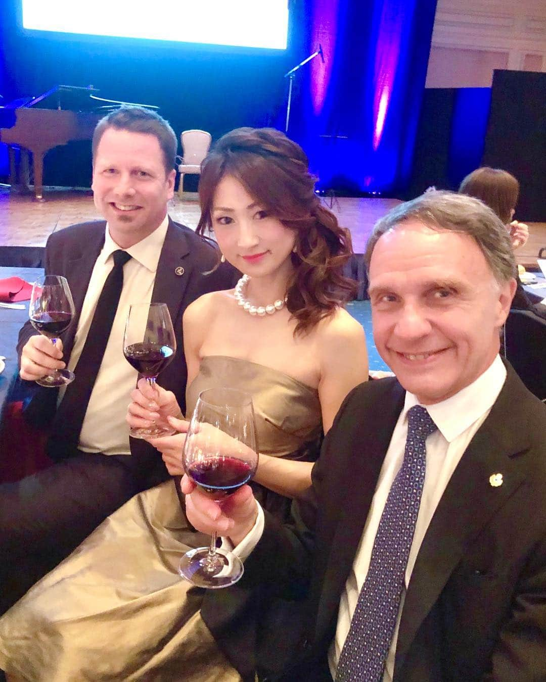 彩耶さんのインスタグラム写真 - (彩耶Instagram)「アルゼンチン共和国大使・国際ソムリエ協会会長 @andresrosberg にはさまれてパシャり〜🙈✨💕📷 ・ ザ・リッツ・カールトン大阪 で開催された アルゼンチン共和国大使館主催の ⭐️MALBEC WORLD DAY GALA DINNER 2019⭐️ ・ お隣のお席が、こんな偉大な方々で緊張しちゃいました💦 お二人ともとっても優しくてフレンドリー😌✨お名刺まで頂きました。 ・ お写真横に👆➡︎➡︎ スワイプしてね❣️ ・ ２枚目は … アルゼンチン共和国大使と〜✨ 大使に呼ばれ、『ワイン🍷を持ってピアノ🎹の前で一緒に撮ろう』と言われたんです。 言われるがままに撮ったんですが、恐縮しちゃった顔〜😂 ・ 本当に、貴重な時間を過ごさせていただきました💓 ・ 貴重な マルベック2012 を始め 5種類のワイン🍷と、リッツカールトンホテルのシェフ考案のお料理のマリアージュ💓✨ ・ リッツカールトンホテル @ritzcarlton.osaka だからこそのラグジュアリーな雰囲気も 存分に愉しませて頂きました😌✨💕 ・ 楽しすぎたようで、その夜はパーティーの夢を見ちゃいました〜😴💕✨笑 ・ あきちゃん @akiko.u1102 ご一緒できて 楽しかったよ(๑˃̵ᴗ˂̵)💕 ・ ・ ・ #malbecworldday#malbecworldday #マルベックワールドデー#ガラディナー#アルゼンチン#マルベック#マルベックワイン#アルゼンチンワイン#アルゼンチン共和国 #ザリッツカールトン大阪#リッツカールトン大阪#ザリッツカールトン#theritzcarlton #モデル#model#神戸#kobe#インスタ#instagram#インフルエンサー#インスタグラマー#私#me#フォロー#followme#フォローミー#ファッション#コーデ#fashion」4月20日 20時40分 - 3aya11