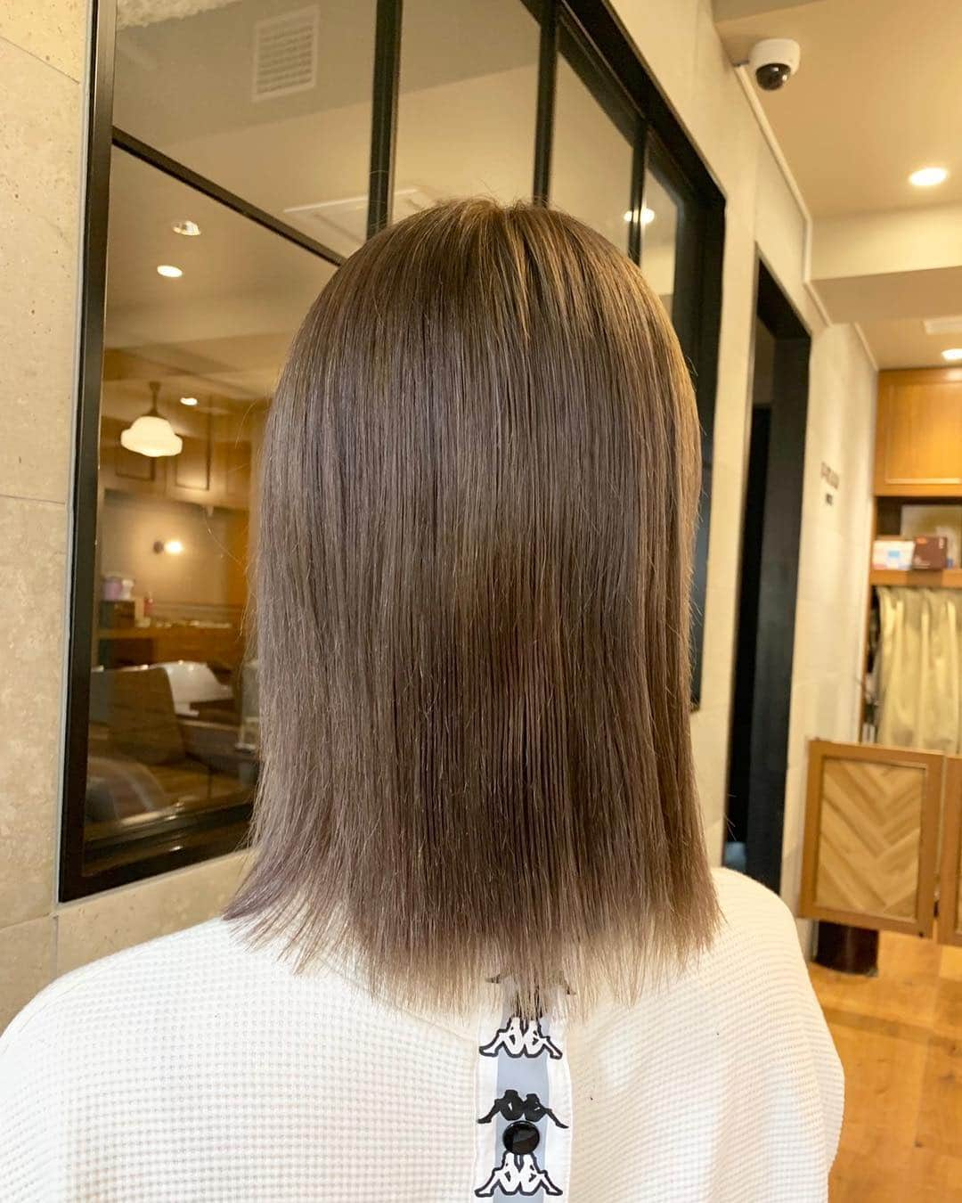 戸島花さんのインスタグラム写真 - (戸島花Instagram)「U-REALMginzaで さおりさん ( @sao69ri )にカット💇‍♀️カラー👩🏻‍🦰トリートメント💆🏼‍♀️をお願いしました。 そして念願のブリーチ！！やっぱりやめられない😂😂周りにめっちゃ傷むでしょ！って言われるけど、U-REALMの傷みにくいブリーチ剤だからか、何度もブリーチしてるけどまだまだ元気な戸島さんの髪の毛🙆‍♀️🙆‍♀️ありがとうございますありがとうございます 是非ブリーチするならU-REALMへ💁🏼‍♀️(宣伝みたいになっちゃった😂) カラーは大好きなくすみカラー。グレーみが好きなので、色素薄い系にしてもらいました。憧れ。 最強カラーですありがとうございました☺️ #urealm #urealmginza」4月20日 20時43分 - tojima_hana