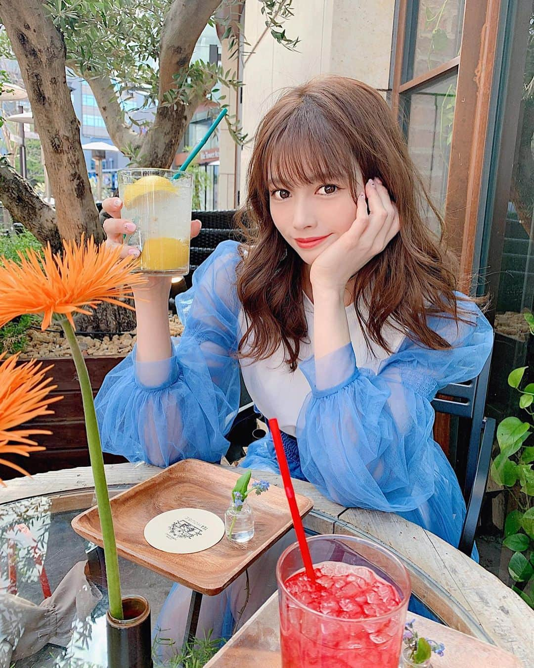 得あゆさんのインスタグラム写真 - (得あゆInstagram)「お花に癒されるカフェ🌼 青山フラワーマーケットの赤坂店は 空いてておススメです❤️ ・ 最近レモンスカッシュ🍋好きすぎて… もっと酸っぱくするにはレモンをもっと たくさん入れたらいいのかな？？？笑 ・ ・ ・ ・ ・ ・ ・ ・ #青山フラワーマーケット#ワンピ#ワンピース#コーデ#コーディネート#サンダル#春#大人カジュアル#大人可愛い#アクセサリー#カフェ#カフェ巡り#東京#お茶#インスタ映え#カメラ女子#メイク#写真#お昼ごはん#ヘアスタイル#巻き髪#レモン#お花#花のある暮らし#cafe#onepiece#flowermarket#赤坂#花#友達」4月20日 20時43分 - tokuayu819