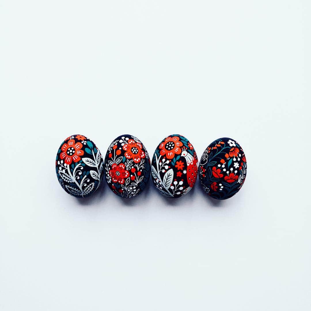 Dinara Mirtalipovaのインスタグラム：「Question: can’t decide whether to coat these eggs with clear shiny lacquer or to keep them uncoated? I kind of like them matte, don’t you? For those who asked about materials, the eggs are porcelain, painted with acrylics.  Will be listed tomorrow on www.mirdinara.com/Eggs (sun april 21 at 11:00am EST) #mirdinaraeggs」