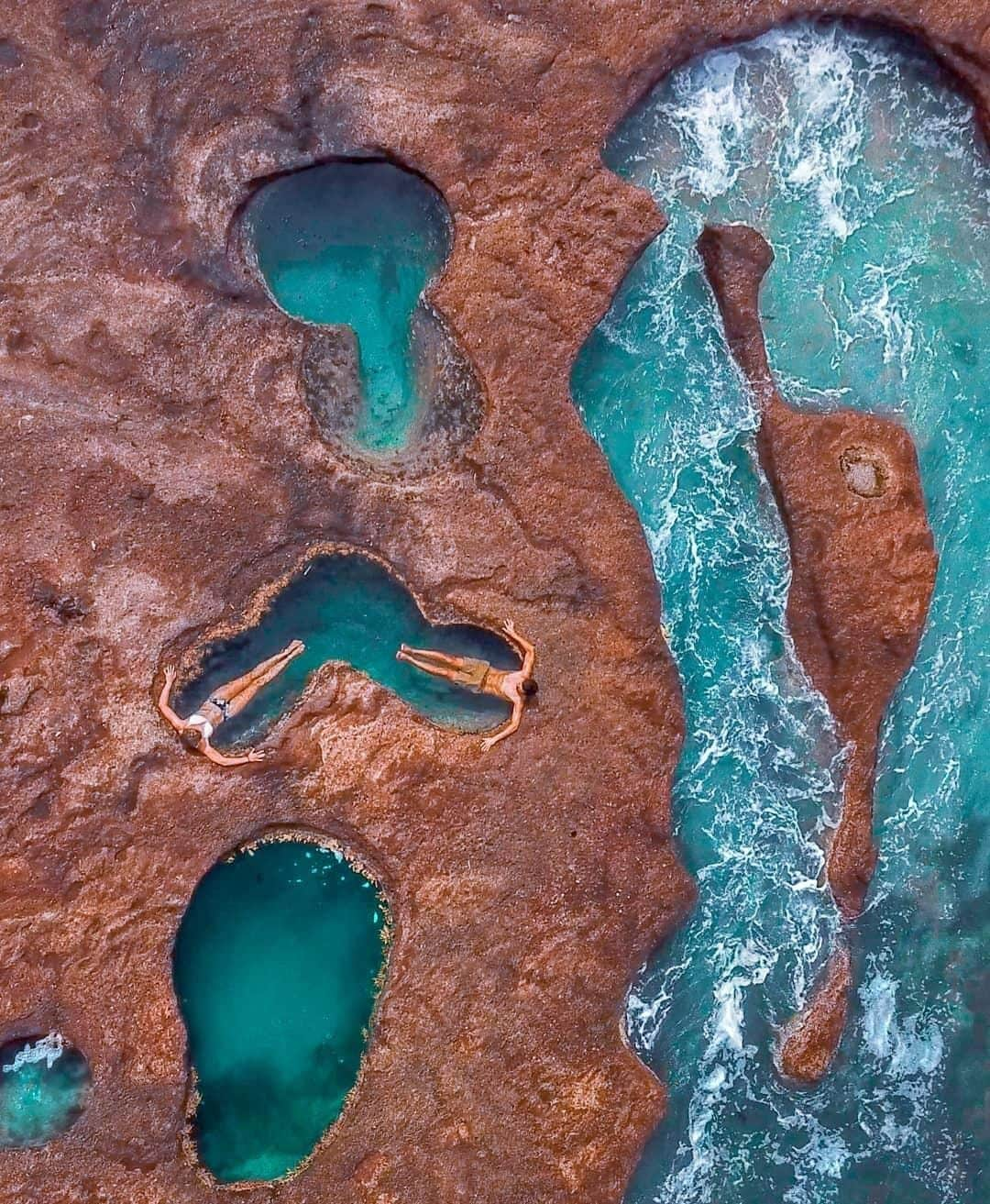 Australiaさんのインスタグラム写真 - (AustraliaInstagram)「@southaustralia’s natural pools really come in all shapes and forms! 💙 @all.about.adventure stumbled upon these #rockpools in the @eyrepeninsula region when they ventured around the corner from the famous  #TaliaCaves to see what they could find. Located 2.5 hours from @port_lincoln, this coastal area has dramatic landscapes that have been crafted by the big waves over the years, so you’re likely to come across many more unexpected gems like these photogenic pools. Bring your caravan or tent and stay at the onsite campground for a few days to fully explore the coastline.  #seeaustralia #seesouthaustralia #eyrepeninsula #travel #explore」4月20日 20時44分 - australia