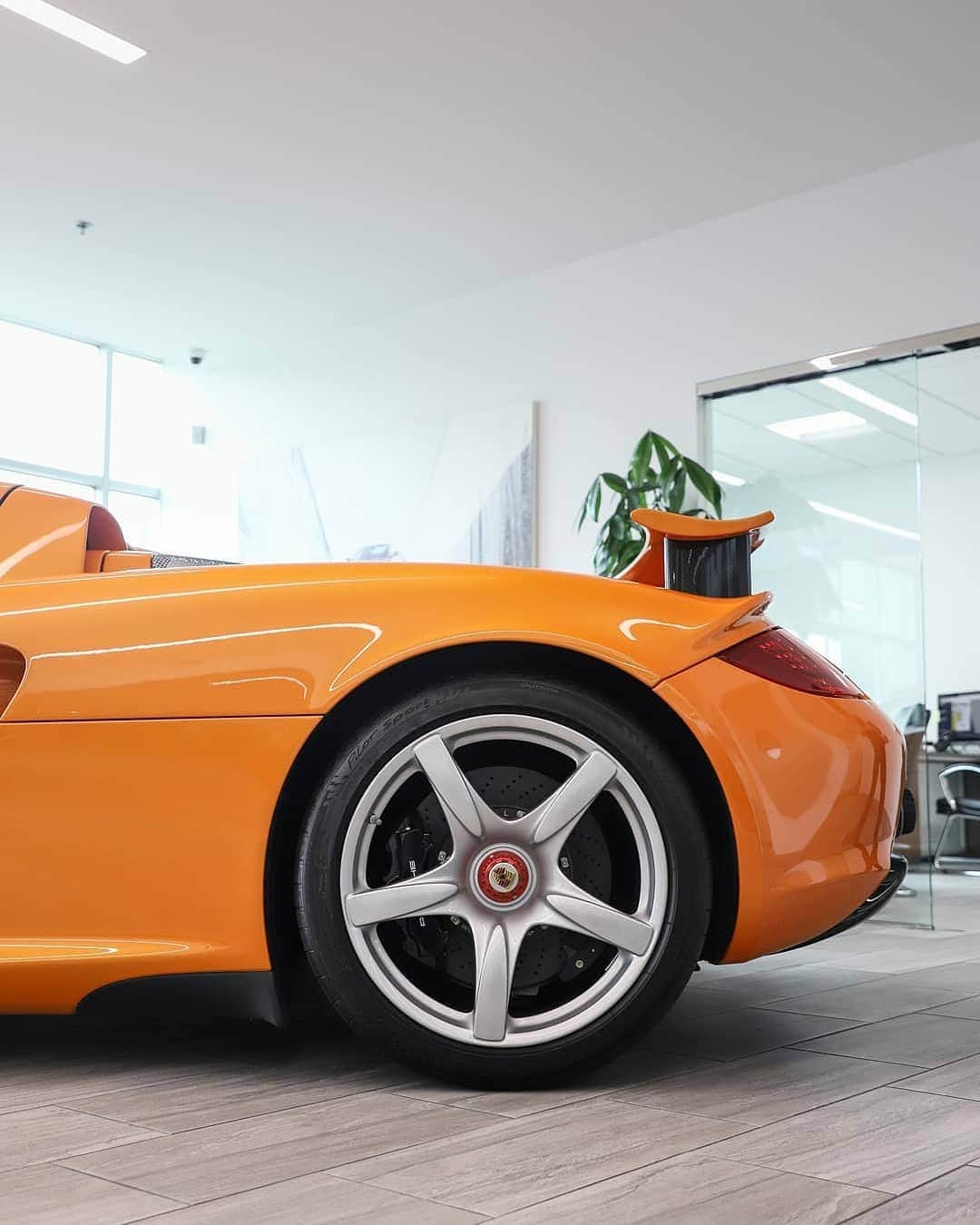 CarsWithoutLimitsさんのインスタグラム写真 - (CarsWithoutLimitsInstagram)「1 of 1 PTS Arancio Borealis Porsche Carrera GT  photo @nathanlovesbacon #CarsWithoutLimits #Toronto #carreragt」4月20日 20時59分 - carswithoutlimits