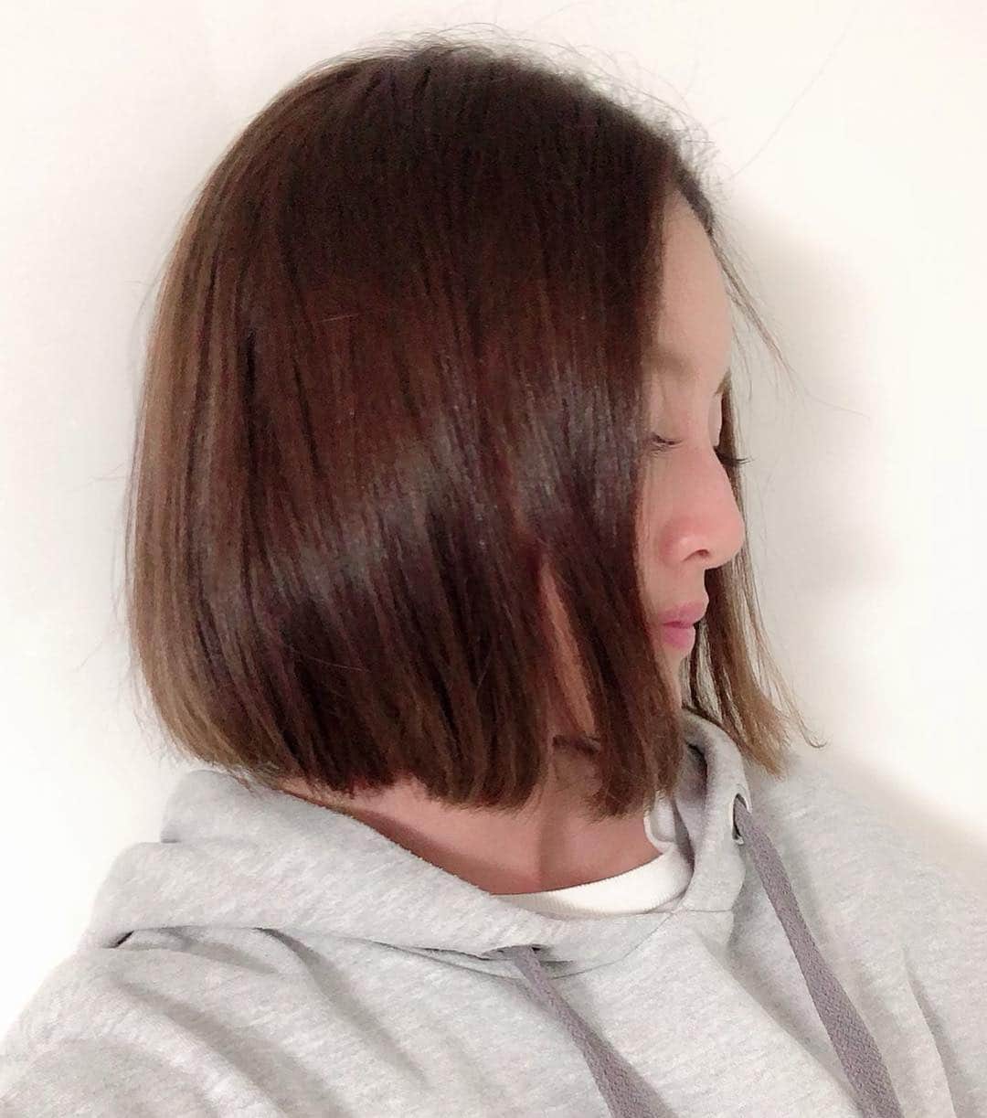 Tomoyo Umezawaさんのインスタグラム写真 - (Tomoyo UmezawaInstagram)「#くせ毛 さん 必見 🕺 4 月 10 日（水）に 発売された 乾燥しやすいくせ毛の方々のために、 髪の保湿に特化したシャンプー＆トリートメント ✦✦✦ ・ 30年間 髪の毛に悩んだ開発者が毛髪診断士という資格を得て 生み出した ヘアケアブランド @youtokyo ・ ひゃらひゃらだった私の髪の毛が めちゃめちゃ コシが出た!! ・ ちょっと使い続けてみよーっと 😙 ・ #youtokyo #シャンプー #リンス #ツヤ髪 #天然パーマ #乾燥 #潤いケア #ストレートヘア #ストレートボブ #アイチエイジング #ヘアケア #ヘア #ヘアケア用品 #hair #haircare」4月20日 20時59分 - _umetomo_