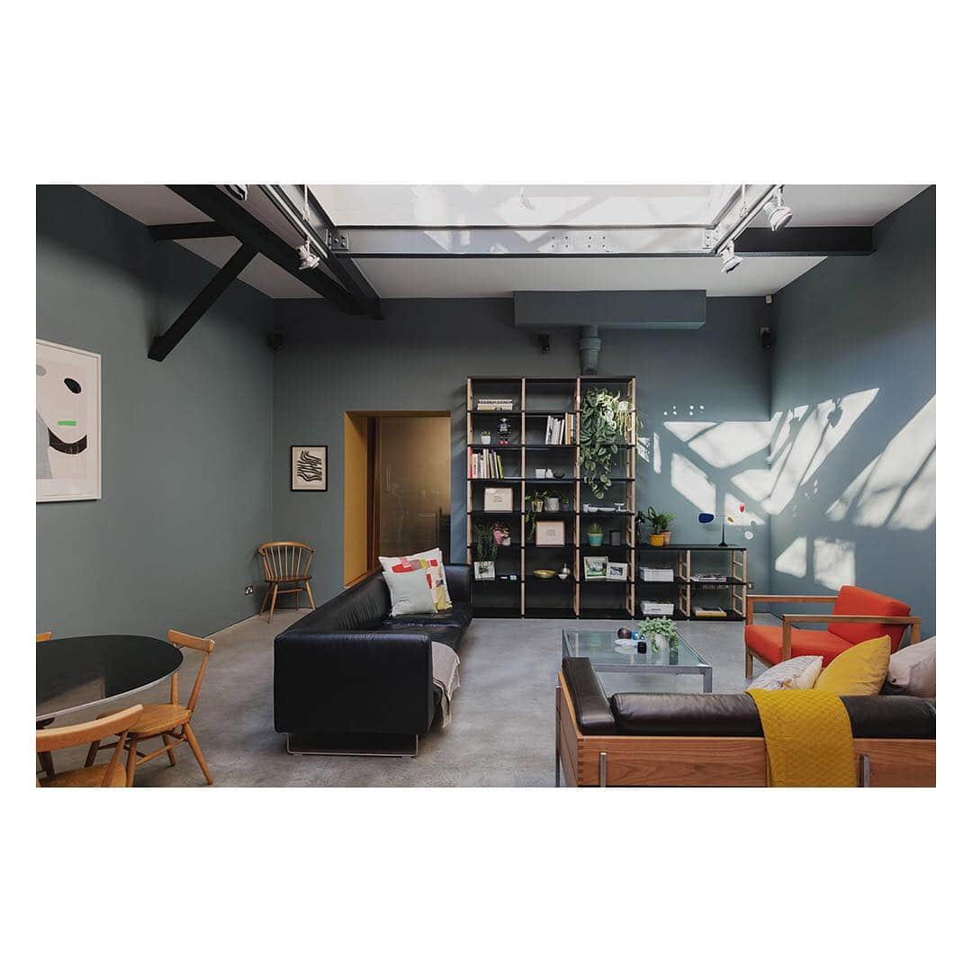 The Modern Houseさんのインスタグラム写真 - (The Modern HouseInstagram)「Flying Colours: a boldly-decorated apartment in a former college on Dalston Lane 📍Hackney. Link in our bio to see the sales particulars.  #boldandbright #hackney #forsaleinlondon」4月20日 20時59分 - themodernhouse