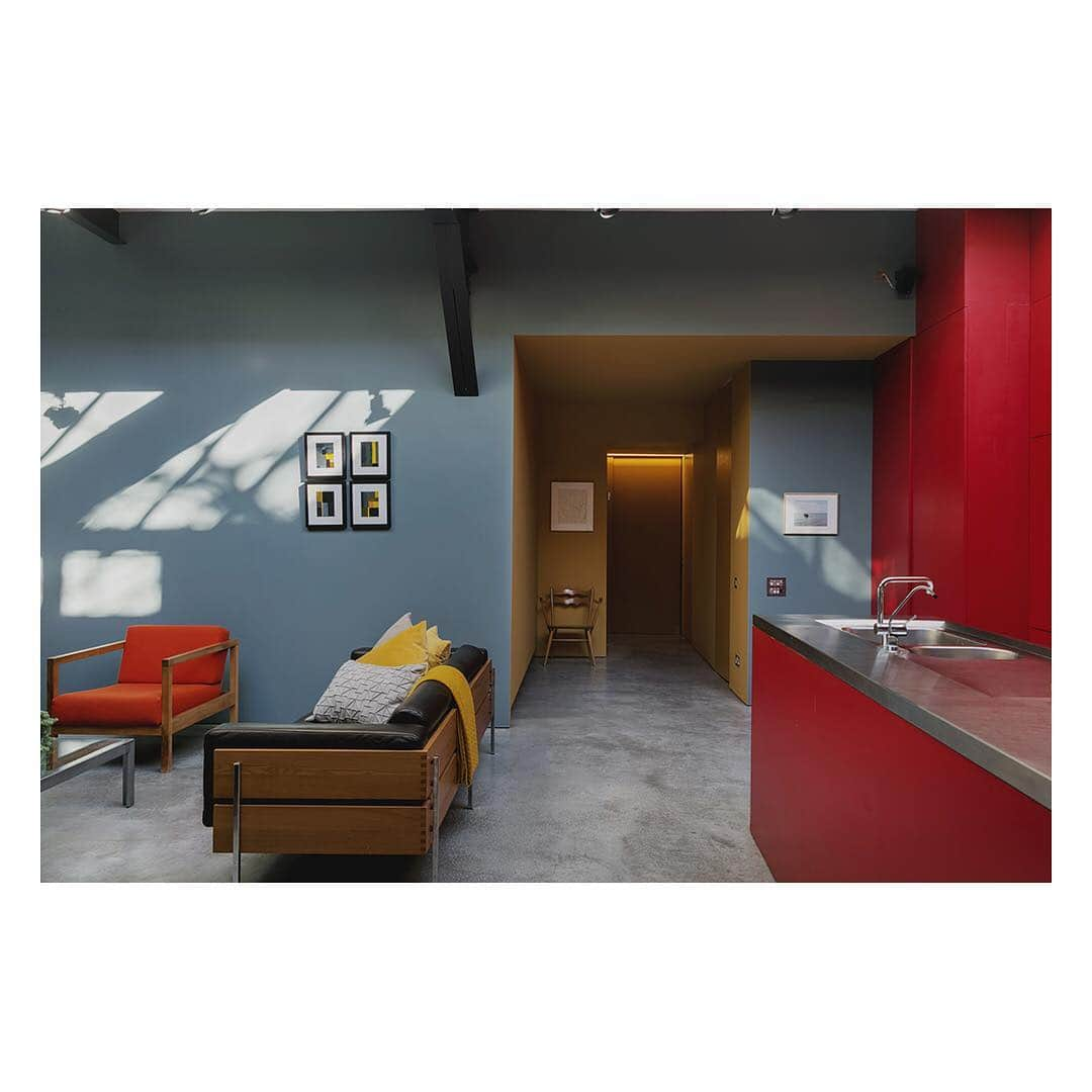 The Modern Houseさんのインスタグラム写真 - (The Modern HouseInstagram)「Flying Colours: a boldly-decorated apartment in a former college on Dalston Lane 📍Hackney. Link in our bio to see the sales particulars.  #boldandbright #hackney #forsaleinlondon」4月20日 20時59分 - themodernhouse