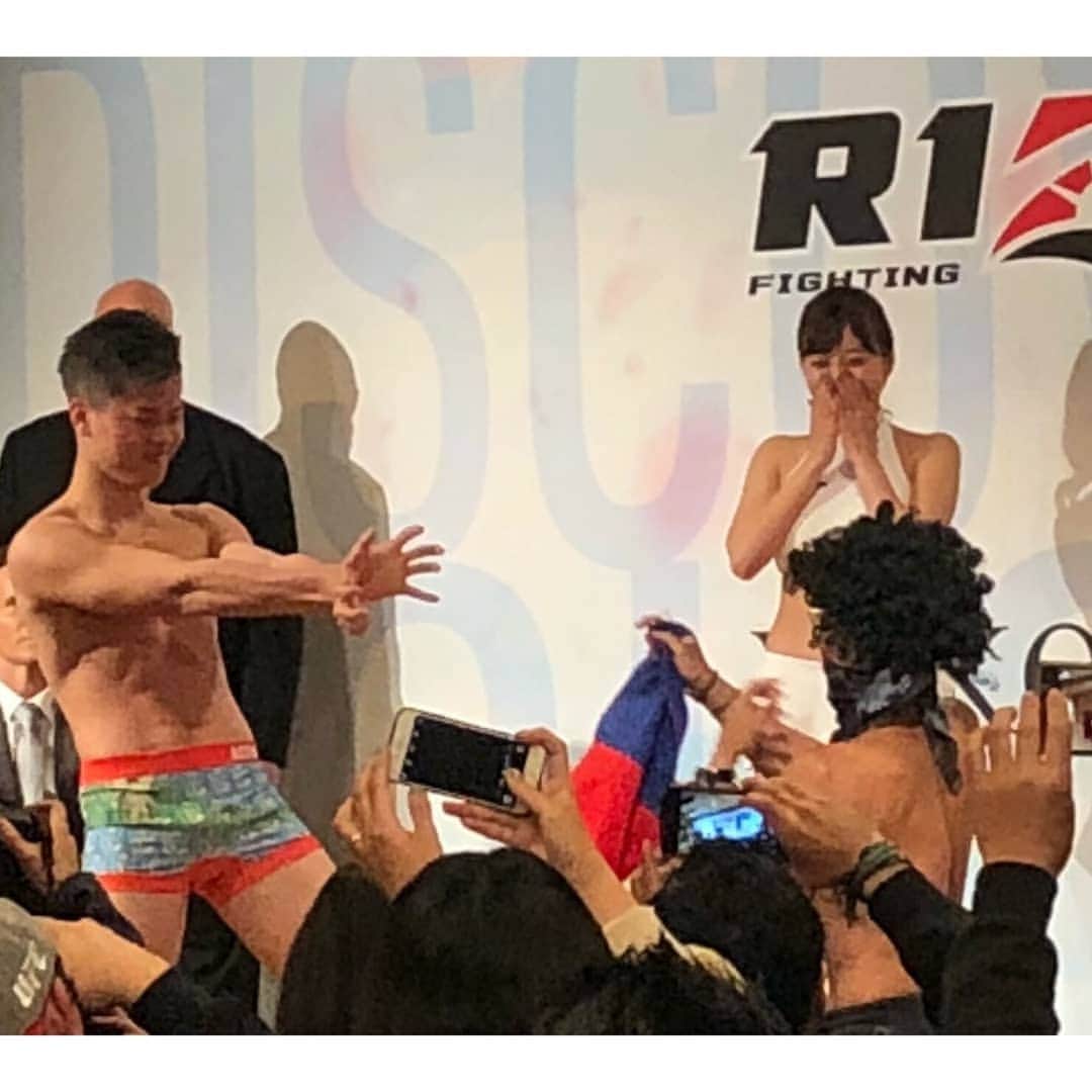 垰智子さんのインスタグラム写真 - (垰智子Instagram)「今日は明日#横浜アリーナ で開催される、 総合格闘技 RIZIN.15の公開計量(@rizin_staff )を見させて頂きました🥊 . 明日試合を控えた選手とあって、きっとピリピリしてるのかなと思いきや、とっても楽しく活気のある会場で、公開計量のステージで、明日#スペシャルワンマン で戦う#那須川天心 選手と#フリッツビアグタン 選手が#かめはめ波 のパフォーマンスがあったり😂 . #渡辺華奈 選手は、なんと目の前でフライパンを半分に折るという😲！！ . いつもと違う選手の方々の姿も魅せてもらって、更に明日の試合が楽しみになりました🥊✨ . 24名のファイター達が戦う平成最後のRIZIN、もう目が離せないですね💕 . RIZIN.15(@rizin_pr )は4/21、明日の夜8時からフジテレビ系で放送されるよ♪ . #rizin15 #pr #rizin #総合格闘技 #公開計量 #生で観ると迫力が違うね #ファイター #fighting #fighter #sports」4月20日 20時52分 - taotao_tomo