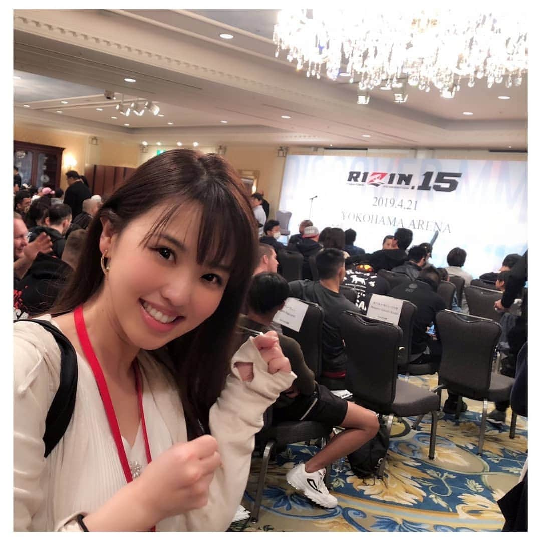 垰智子さんのインスタグラム写真 - (垰智子Instagram)「今日は明日#横浜アリーナ で開催される、 総合格闘技 RIZIN.15の公開計量(@rizin_staff )を見させて頂きました🥊 . 明日試合を控えた選手とあって、きっとピリピリしてるのかなと思いきや、とっても楽しく活気のある会場で、公開計量のステージで、明日#スペシャルワンマン で戦う#那須川天心 選手と#フリッツビアグタン 選手が#かめはめ波 のパフォーマンスがあったり😂 . #渡辺華奈 選手は、なんと目の前でフライパンを半分に折るという😲！！ . いつもと違う選手の方々の姿も魅せてもらって、更に明日の試合が楽しみになりました🥊✨ . 24名のファイター達が戦う平成最後のRIZIN、もう目が離せないですね💕 . RIZIN.15(@rizin_pr )は4/21、明日の夜8時からフジテレビ系で放送されるよ♪ . #rizin15 #pr #rizin #総合格闘技 #公開計量 #生で観ると迫力が違うね #ファイター #fighting #fighter #sports」4月20日 20時52分 - taotao_tomo