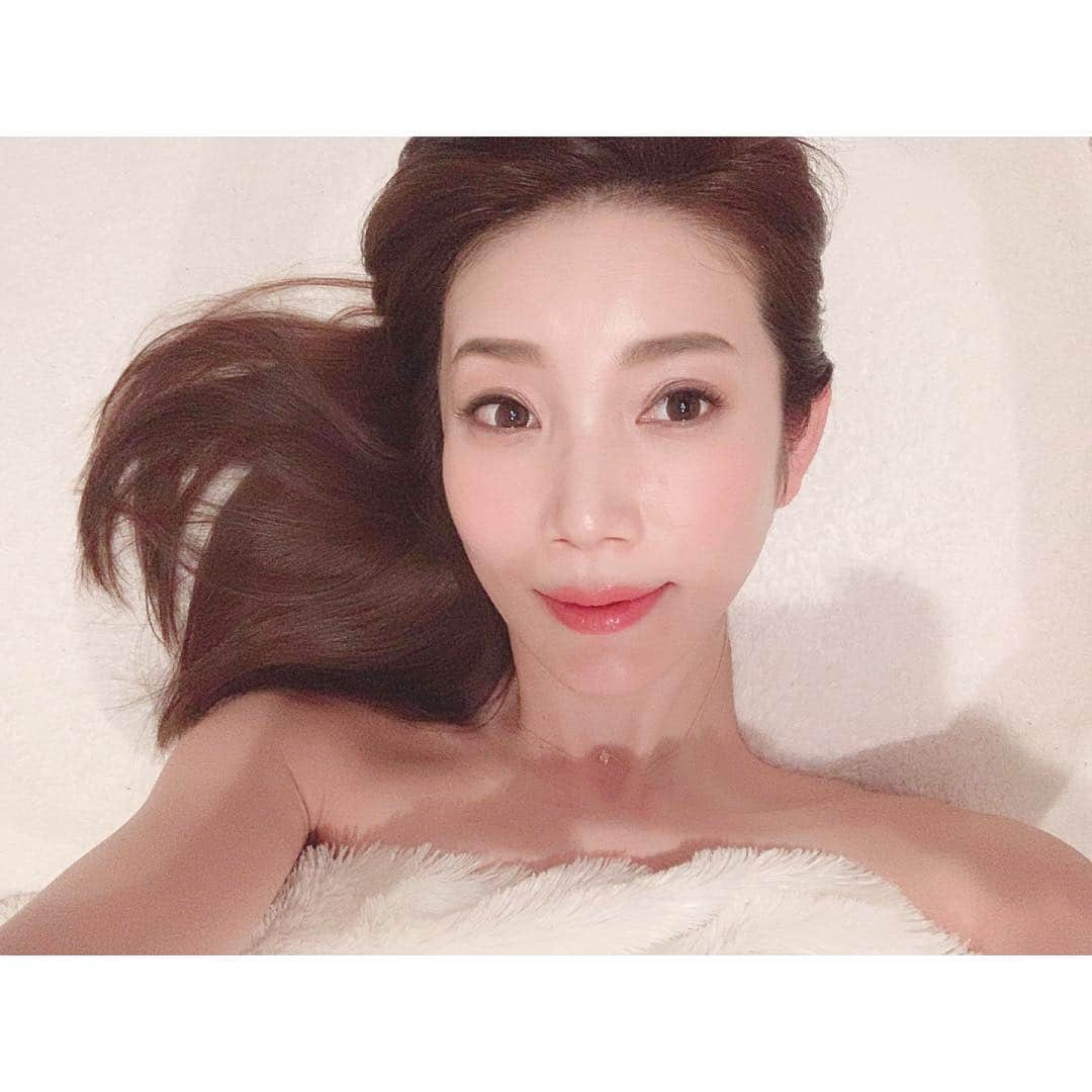 吉田美紀さんのインスタグラム写真 - (吉田美紀Instagram)「・ これまでハンドが一番…と思ってきたわたしが やっぱりマシンの威力ってスゴイ！と 思うようになった @licesthetic の施術。 ・ ハイパーナイフ、 フランス製吸引バキューム にプラスして 新型パーソナル痩身ケアもお願いしました。 ・ 自律神経調整や筋膜リリースの効果もあり 痩せてホルモンバランス調整も出来る優れものなんです！ ・ トレーニングだけでは維持が難しくなってきたので @emiemhappy ちゃんの ゴッドハンドに助けられています♡ ・ #beauty #beautysalon #リックエステティックサロン #ゴッドハンド #痩身 #痩身ケア #ダイエット #エステ #エステサロン #美容 #麻布十番 ・ ・ わたしのインスタを見た！と伝えていただくと 40%OFF！ ・ 90min 23000円→13800円 ・ 120min 28000円→16800円」4月20日 20時52分 - miki__yoshida