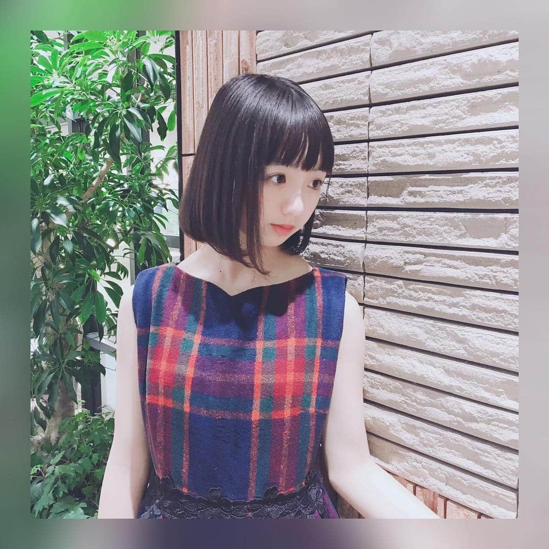 花田優里音さんのインスタグラム写真 - (花田優里音Instagram)「昨年撮影のあった 映画の試写に行ってきました🎬 出来上がった作品を観ると、 こんな空気感になるんだ…とか その時はわからなかった監督の意図や そして今さらな悔しさも感じたりしました。 お芝居も、役で弾いたピアノも、 もっとこうできたんじゃないか…と 今観たらすごく思ったりもするけど、 映ってるそれが その時の私の向き合った姿なんだろな。 作り上げてくださった監督に感謝です。 きっとずっと自分に満足はないんだろうけど その時その時に後悔のないように 成長していきたい。 いつか上映されて 観ていただけますように✨ . #ザ中学生女子な役  #自分でどうにもできない強がりイライラモヤモヤ  #ピアノが大事は私と一緒  #映画 #短編映画 #movie #shortmovie  #試写会 #actor #actress  #2枚目と3枚目 は #共演者の子達と食べに行ったご飯  #バターチキンカレー #ミートパイ #ランチ #lunch  #食べて喋って楽しかった  #部活に進路に悩む年頃 #話は尽きない」4月20日 20時53分 - yurine_hanada