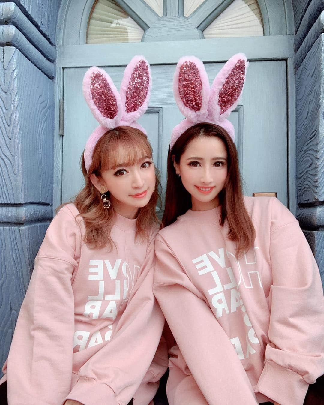 青木りえさんのインスタグラム写真 - (青木りえInstagram)「🐰 🐰 🐰 明日は🎂✨ @kanaxxy_0421 💗お誕生日✨おめでたい日💗これからも、ずっと幸せでいてね😊✨可愛くて無邪気なカナが大好き💗 . お揃いで着てるトレーナーは😊 @bloomin_official 🎂✨着やすいし、かわいいし、あったかくて良い💗トレーナーの全体は二枚目を見てね💕 . .  #カナと出会えて本当に良かった 💗 #カナ#明日誕生日#ディズニー#ディズニーランド#disneyland#disney#🎂」4月20日 20時55分 - aokirie0418