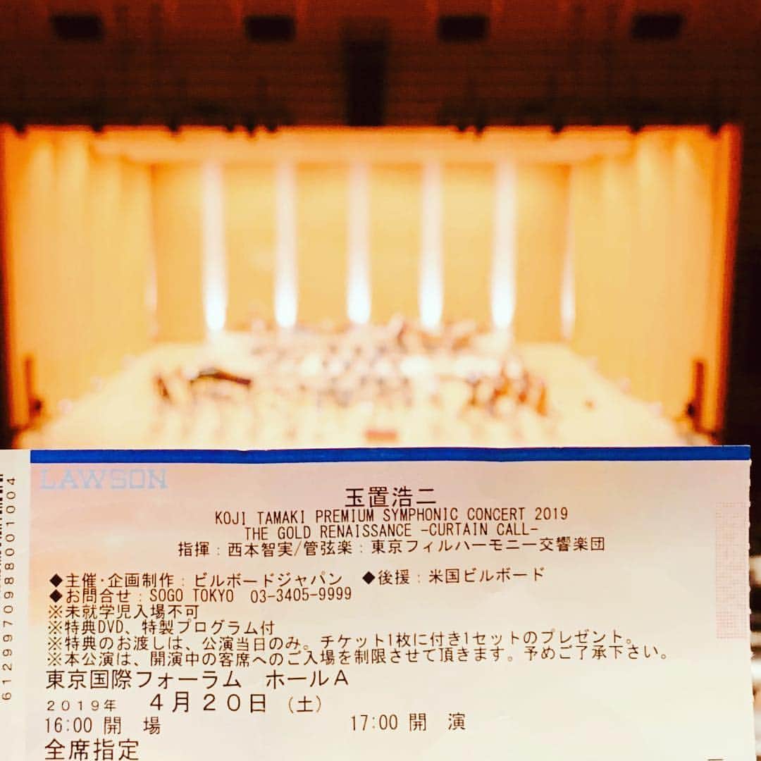 安田顕のインスタグラム：「念願叶い、拝見拝聴しました。 第一声から、涙溢れました。 目が腫れて大変です。 言葉にならない、感動に溢れました。 生涯初めての体験でした。 #玉置浩二 #西本智実 #東京フィルハーモニー交響楽団 #ゴールドリボン」