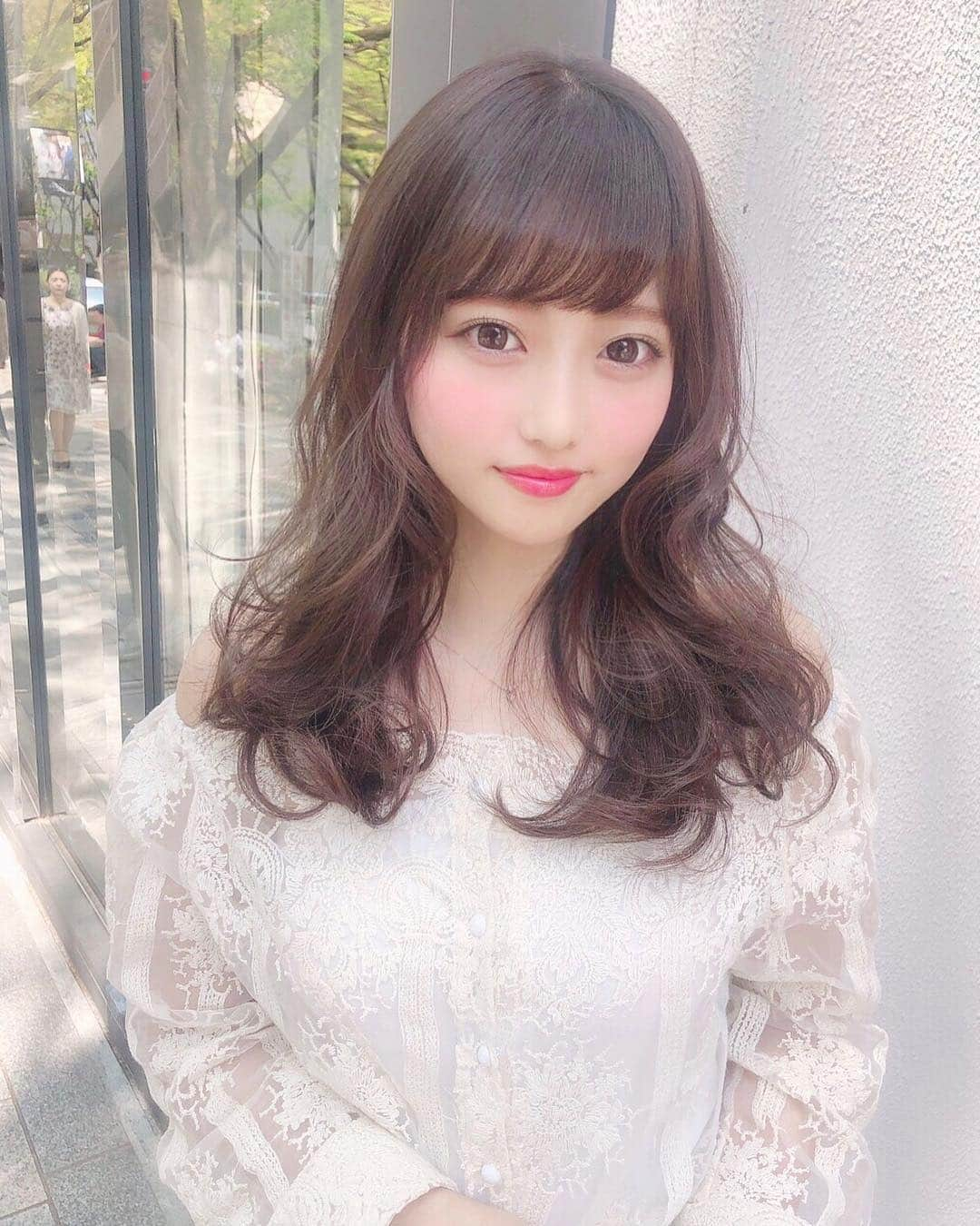 小西恭平さんのインスタグラム写真 - (小西恭平Instagram)「のえさん久々にご来店💇🏻‍♀️✨﻿ ﻿ ミックスカールでガーリー感があるセミロングヘアに✂️✂️﻿ ﻿ 5月後半のネット予約の解放は明日の21日、21:00〜です🔥🔥🔥🔥🔥﻿ ﻿ ﻿ #オブヘア#美容院#美容室#オブコスメティックス#原宿#サロンモデル#ミディアム#美容師#グラデーションカラー#fashion #ヘア#アレンジ#ヘアアレンジ#make#zara#ロング#hair#グレージュ#ヘアスタイル#スタイリング#髪型 #メイク#シースルーバング#表参道#ショート#似合わせカット#渋谷#hairstyle#コニタンカット」4月20日 21時07分 - kyohei_konishi