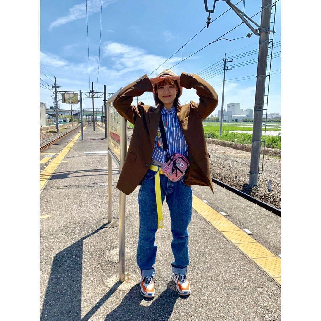 宮澤佐江さんのインスタグラム写真 - (宮澤佐江Instagram)「🙆🏻‍♀️🙆🏻‍♀️🙆🏻‍♀️ 快晴が気持ち良くて気付いたら手を上げたポーズだらけに。そしたら見事に短めの丈のシャツからグレーのインナーまる見え🙆🏻‍♀️きゃっ . #ootd #私服」4月20日 21時01分 - sae_3830