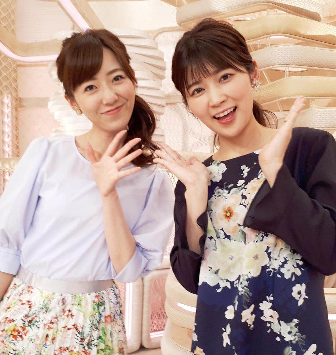 フジテレビ「プライムニュース イブニング」さんのインスタグラム写真 - (フジテレビ「プライムニュース イブニング」Instagram)「きょうは竹内アナ内田アナ共に 花柄の衣装、春ですね☺️。﻿ 女子感満載の写真をパシャリ📸。﻿ ﻿ 平成もあと少し😱。﻿ 番組最後のニュースで、﻿ 平成の思い出が詰まったモノを供養するイベントを お伝えしました。﻿ 『平成のモノ』と言えば何❓と聞いてみると…。﻿ 野島アナ　携帯電話﻿ 竹内アナ　ガラケー、たまごっち﻿ 内田アナ　……、ぬいぐるみ。﻿ ですって😄﻿ 平成生まれの 内田アナには懐かしさがないようなのかな❓❓﻿ ぬいぐるみは昭和にもありましたよ( *´艸｀)﻿ ﻿ #花柄﻿ #春コーデ﻿ #平成もあと少し﻿ #令和まであと少し ﻿ #昭和から平成﻿ ﻿ #竹内友佳﻿ ワンピース #sunauna @sunauna.official﻿ #野島卓﻿ ネクタイ #フェアファックス @fairfaxtokyo﻿ #内田嶺衣奈 @reina.uchida﻿ トップス　スカート #rope @rope_jp﻿ ﻿ #加藤綾子 #風間晋 #木村拓也 #酒井千佳 #荘口彰久 #副島淳 #福原直英 #佐々木恭子 #小澤陽子 #海老原優香 #安宅晃樹 ﻿ #フジテレビ #アナウンサー #livenews_it」4月20日 21時02分 - livenews_it