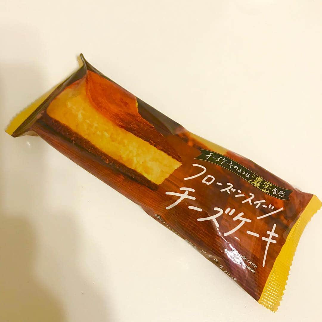 野口綾子さんのインスタグラム写真 - (野口綾子Instagram)「色んなチーズアイス食べたけど、これかなり美味しい！ ベイクドチーズケーキをそのまま凍らせたかんじ🤤💕 . #チーズケーキ大好き #チーズ系のお菓子見つけたら即買い #チーズアイス #濃厚」4月20日 21時03分 - ayako__n