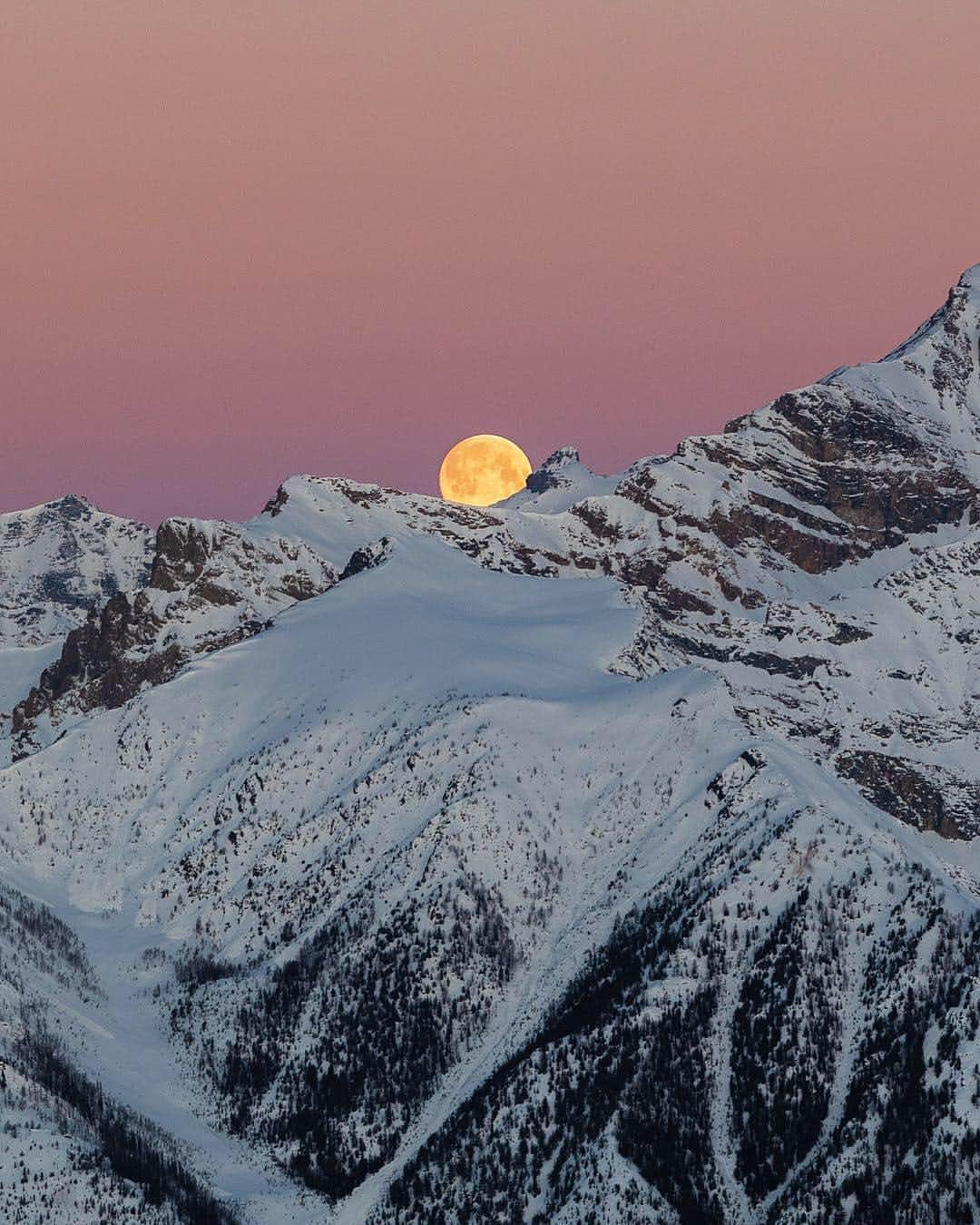 BEAUTIFUL DESTINATIONSさんのインスタグラム写真 - (BEAUTIFUL DESTINATIONSInstagram)「The moon sneaking in to be the star of the show 🌕 (📷: @taylormichaelburk 📍: Panorama, Canada)」4月20日 21時16分 - beautifuldestinations