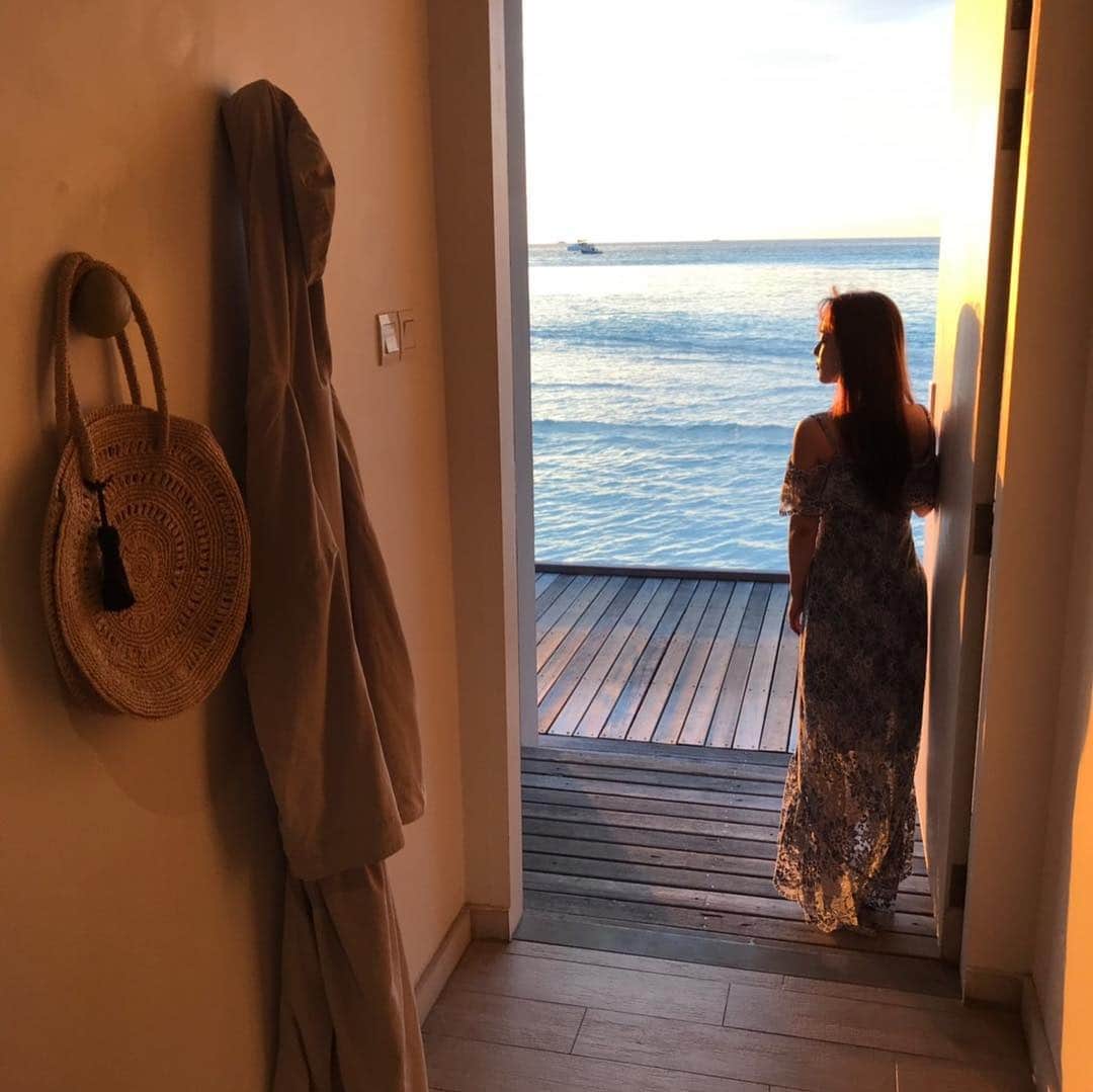 関根理紗さんのインスタグラム写真 - (関根理紗Instagram)「サンライズ側がプールの方で入口がサンセット側だったから朝と夕方両方楽しめてよかった😊  遠浅だから結構歩いて行けて海がすごく綺麗だった。  vlog編集しまーす！  #maldives #海が最強 #30分で焼ける」4月20日 21時08分 - sekine.risa