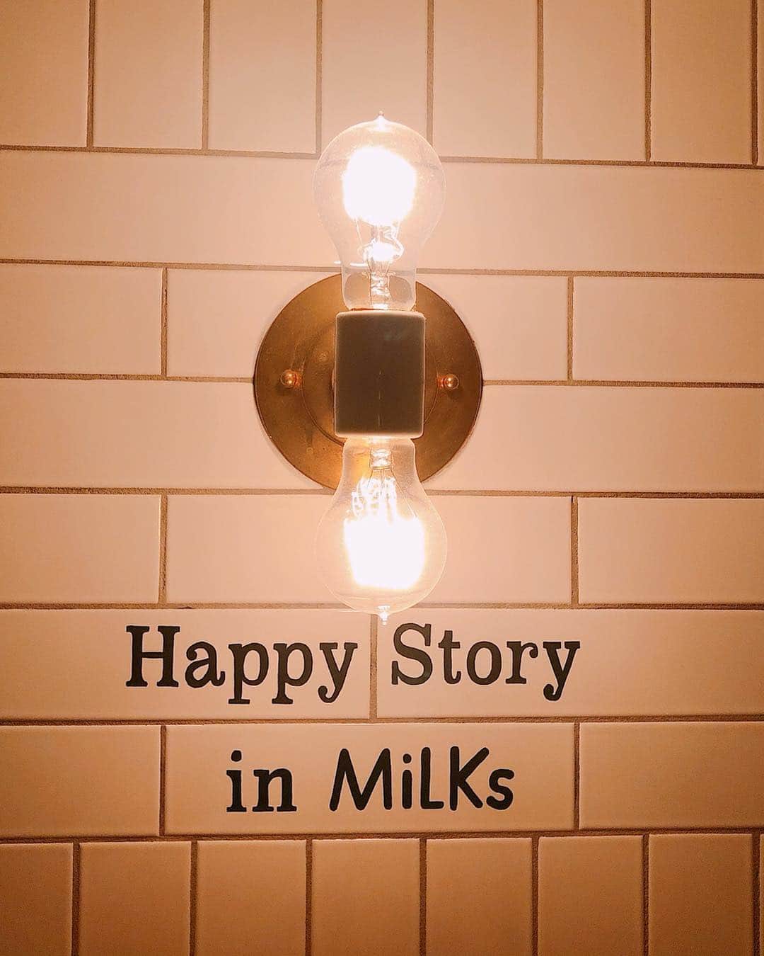YU-RIさんのインスタグラム写真 - (YU-RIInstagram)「ちゃんべにとソフトクリーム🍦 たべてきた(⁎˃ᴗ˂⁎)🍦🍦💓 お酒のリキュールをかけて食べる ソフトクリーム🍦新感覚🌟 ソフトクリームの写真は編集中😋笑 ・ ・ ・ #milks#ソフトクリーム#店内#可愛い#ミルクス」4月20日 21時12分 - yu_uri.12