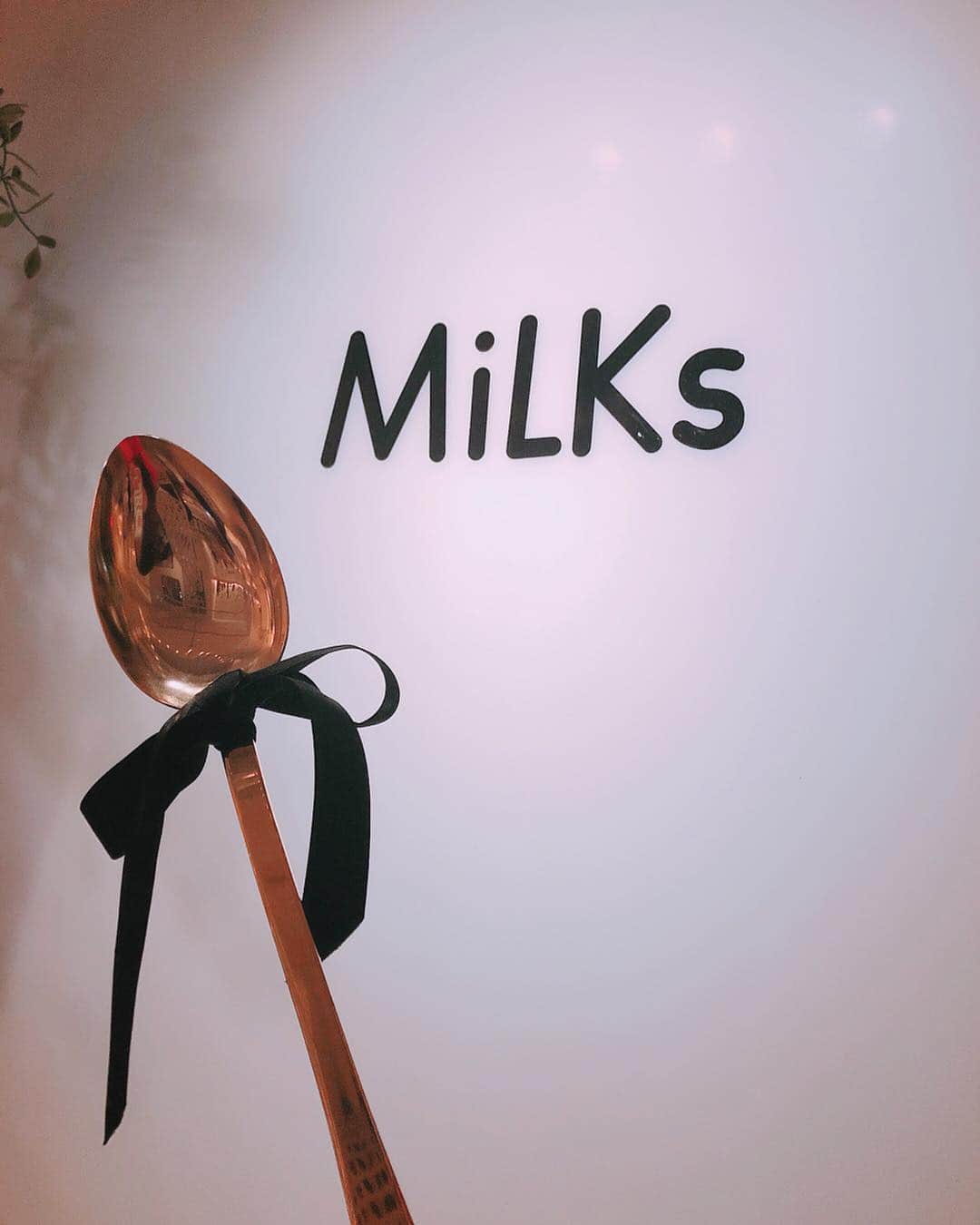 YU-RIさんのインスタグラム写真 - (YU-RIInstagram)「ちゃんべにとソフトクリーム🍦 たべてきた(⁎˃ᴗ˂⁎)🍦🍦💓 お酒のリキュールをかけて食べる ソフトクリーム🍦新感覚🌟 ソフトクリームの写真は編集中😋笑 ・ ・ ・ #milks#ソフトクリーム#店内#可愛い#ミルクス」4月20日 21時12分 - yu_uri.12