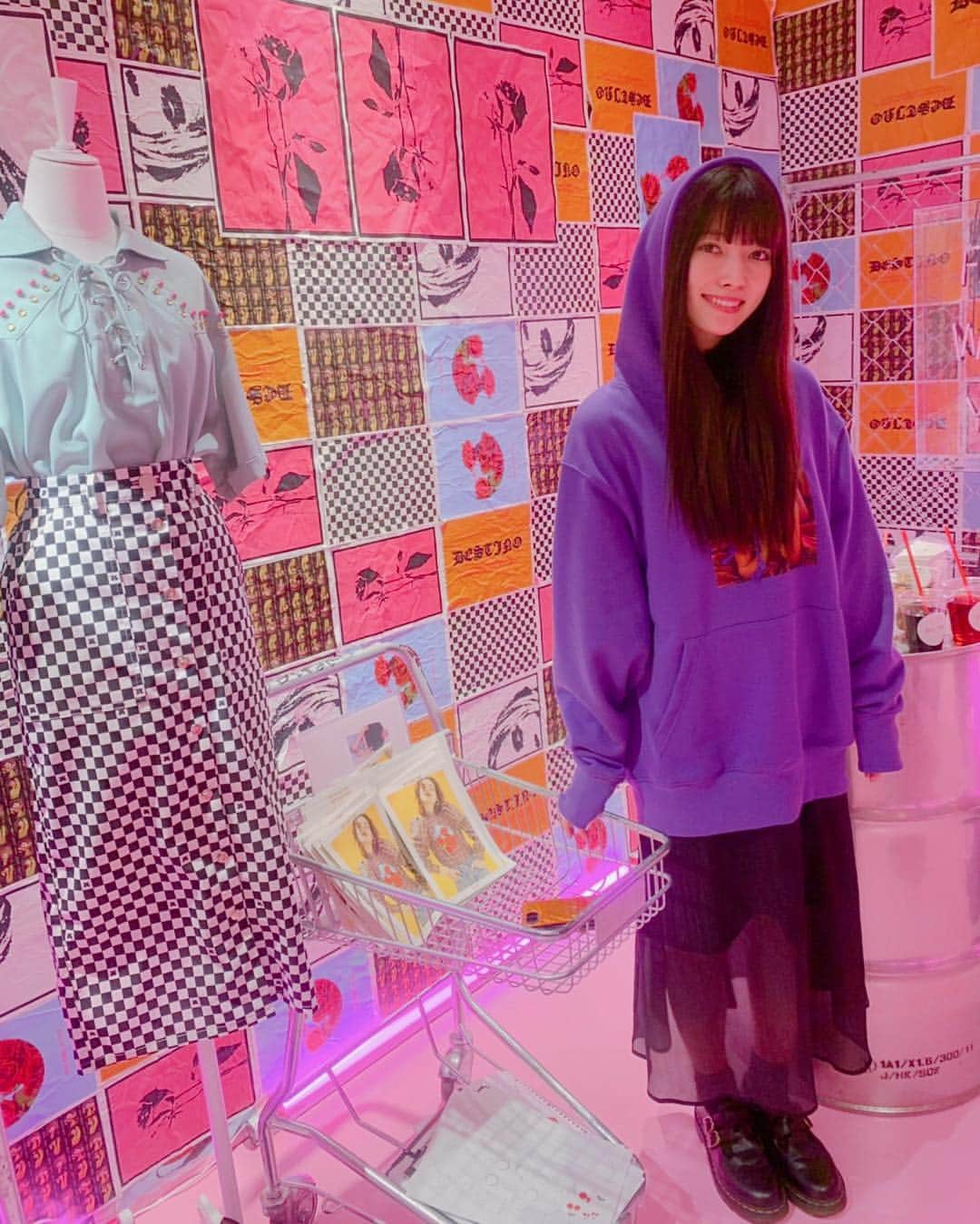 日下部美愛のインスタグラム：「マークスタイラーの展示会💜🖤 もうコートとか並んでてはや〜ってなったよ たくさん注文しちゃった、届くのが楽しみ！ これは#jouetie の写真！BIGサイズのパーカー可愛すぎた😖 . . #photo #japan #model #me #code #fashion #makeup #followme #instagood #camera #instadaily #dailylook #ootd #한국 #맞팔 #사진 #데일리 #데일리룩 #인스타사진 #인스타그램 #일본인 #패션」