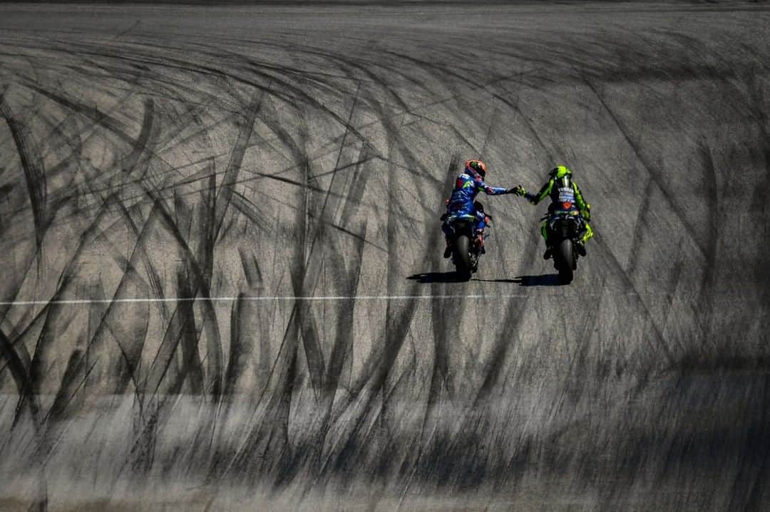 MotoGPさんのインスタグラム写真 - (MotoGPInstagram)「True sportmanship 🙌 // Winner @alexrins and second @valeyellow46 showed their mutual respect after the #AmericasGP race 🏁 #AR42 #VR46 #MotoGP #Motorcycle #Racing #Motorsport」4月20日 21時15分 - motogp
