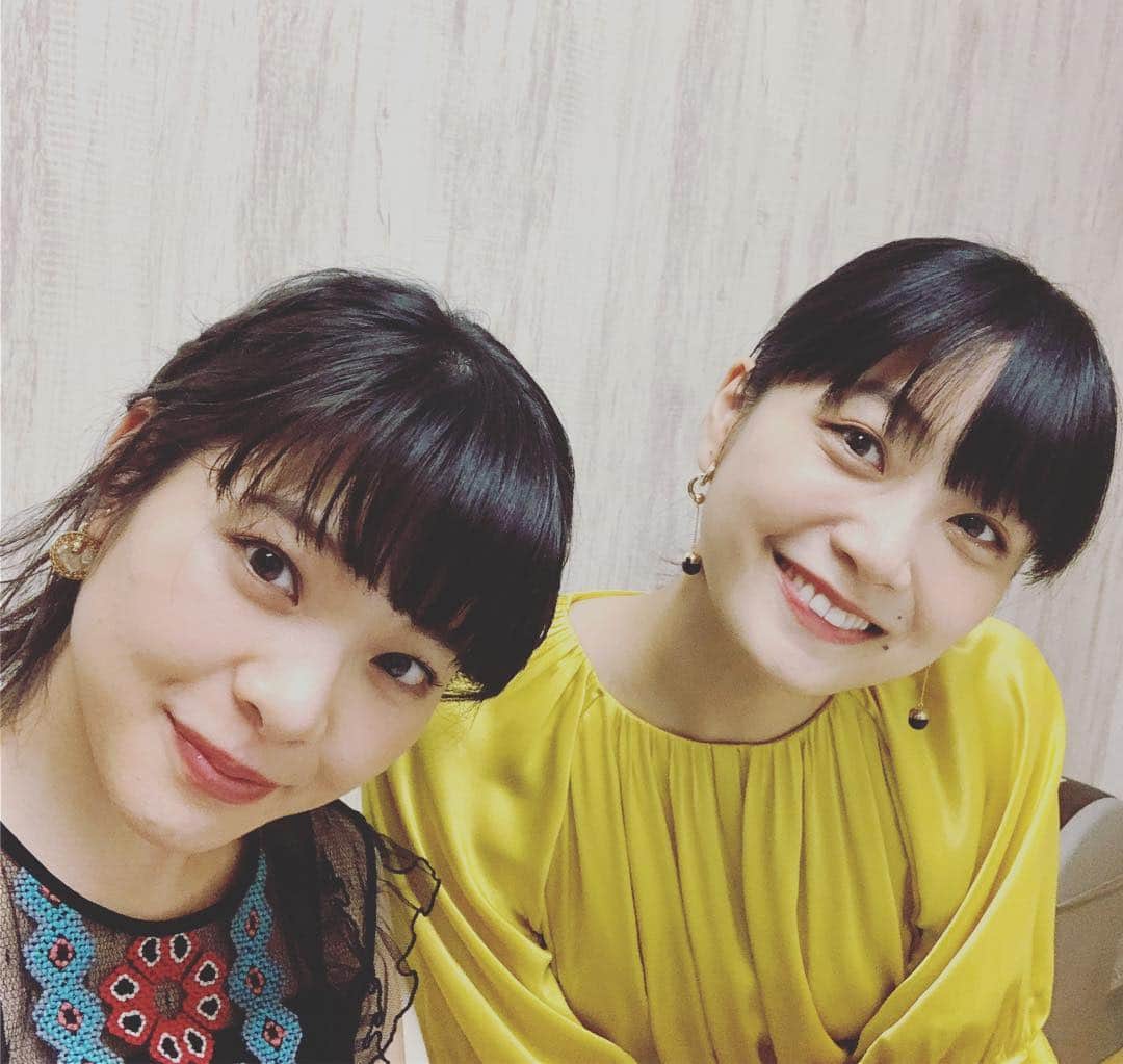 のインスタグラム：「愛がなんだ！4/19から幕開けです！ まんぷくショット💓🍜 実は愛がなんだの方が撮影は先だったので、まさか姉妹になるとは☺️ ありがとうよぉ ✨  舞台挨拶は３回とも満員でっ 立ち見の方もいらっしゃってっ 『愛がなんだ』でこんな景色が見れてほんとうに嬉しいです！！！ 改めてキャストとスタッフの皆様、お客様、関わってくださった全ての皆さんに感謝です。 そして舞台挨拶がおわって あしたもあさっても、 映画は続いていきます。 明日も明後日も来週も来月も 沢山の人に見てもらいたいので もし、この映画好きだな、と思った方は、恋人や友人や家族や知人に、おすすめしてくれるとうれしいです。 うむ。 力を合わせて私たちの映画を作りました。 見てもらえてやっとみんなのものになります。 この映画を、みんなのものに、自分のものに、あなたのものにしてください。 よろしくおねがいします🙇🏻‍♂️💓😇 わたしは愛がなんだが好き！」