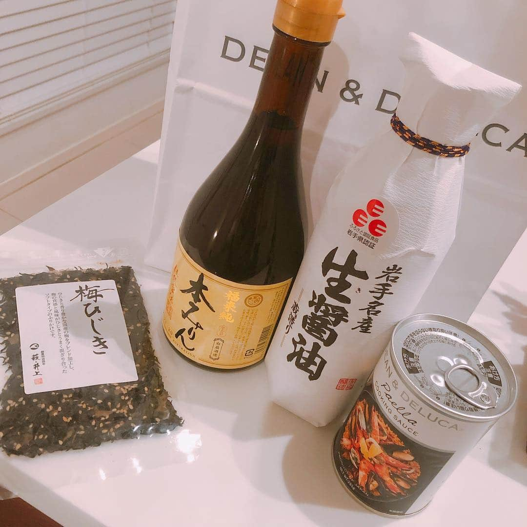 美香さんのインスタグラム写真 - (美香Instagram)「DEAN&DELUCAで醤油、みりん、パエリアソース、梅ひじきを  購入〜👯‍♀️ 帰りに鯉のぼりを見て帰りました！飛び跳ねて喜ぶ息子が可愛くて 全部の鯉のぼりを見て帰りました🎏どの鯉のぼりが一番好き？となり 息子は即決でしたがママはすぐ決めれなくて。 どの鯉のぼりも素敵で考えちゃった🥰 💦 考えるより感じろ💗 子供ってやっぱり心が自由🙌 さぁて💗 明日は新しい習い事の体験日！緊張だけど楽しめるといいなぁぁ😆 #deananddeluca  #ミッドタウン六本木  #鯉のぼり🎏」4月20日 21時25分 - mikaofficial99