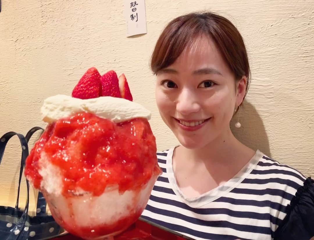 金井憧れさんのインスタグラム写真 - (金井憧れInstagram)「今年初かき氷🍧 苺三昧スペシャル🍓  この週末はヒトリゴトのオンエア日📺可愛いキャラクターの世界に取材に行ってきました！  #大好きなレバカツ食べたらかき氷食べたくなって、🍧食べたらまたレバカツ食べたくなって買っちゃった#2019初 #かき氷#苺盛りだくさん#練乳クリーム#行列店#ひみつ堂#谷中銀座食べ歩き #グラタンもあった」4月20日 21時20分 - akogare.kanai