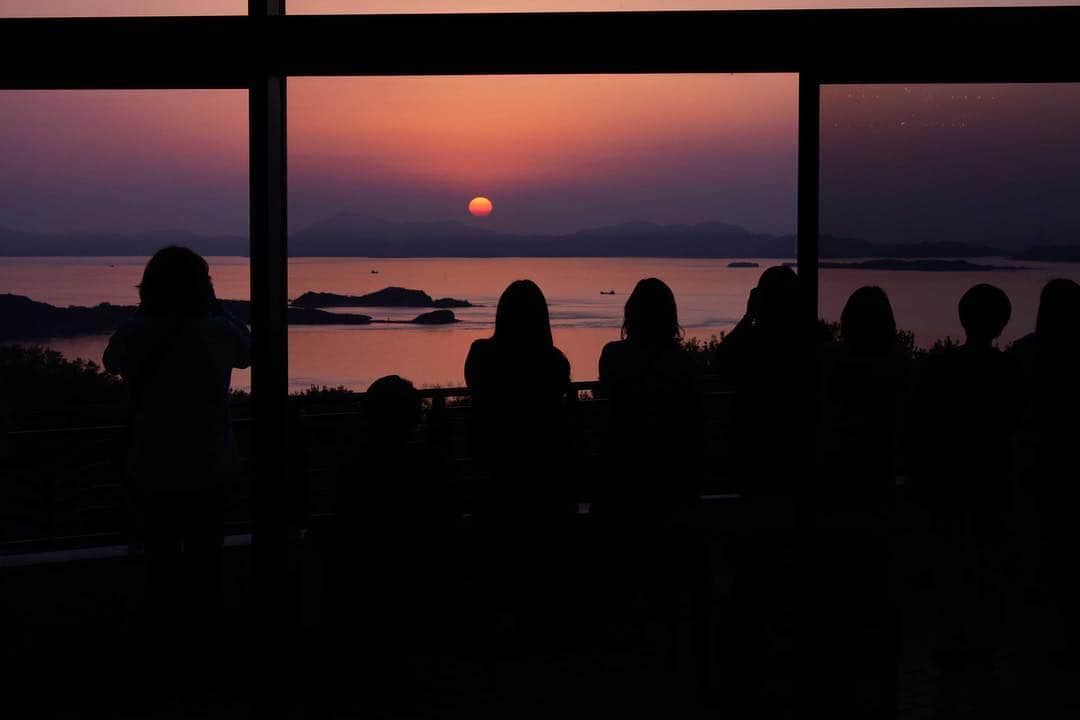 リゾートホテルオリビアン小豆島さんのインスタグラム写真 - (リゾートホテルオリビアン小豆島Instagram)「今日の夕陽‼️ いつになく綺麗な夕陽だったのでギャラリーも沢山でした。 綺麗なお姉さま方もパシャリ‼️ この夕陽も瀬戸内海の芸術の一つです --------------------------------------------------------------------------- ◆リゾートホテル オリビアン小豆島◆ URL：https://olivean.com/  TEL：0879-65-2311  mail：olivean-shoudoshima@mystays.com  Instagram：@olivean_shodoshima  ハッシュタグ　 #olivean_shodoshima  #olivean  #オリビアン  #オリビアン小豆島 #オリビアンの夕陽 #ランチバイキング #オリビアンのランチバイキング #瀬戸内芸術祭2019 ◆レストランページはこちら↓◆ https://olivean.com/restaurants/lunch/index.html 2019年2月からランチは土日祝日のみ ランチバイキングの営業とさせていただきます。  一部：11:00～12:30 二部：11:30～13:00 三部：12:45～14:15 ◆宿泊プラン一覧はこちら↓◆ https://olivean.com/accommodation/plan/index.html --------------------------------------------------------------------------」4月20日 21時22分 - olivean_shodoshima