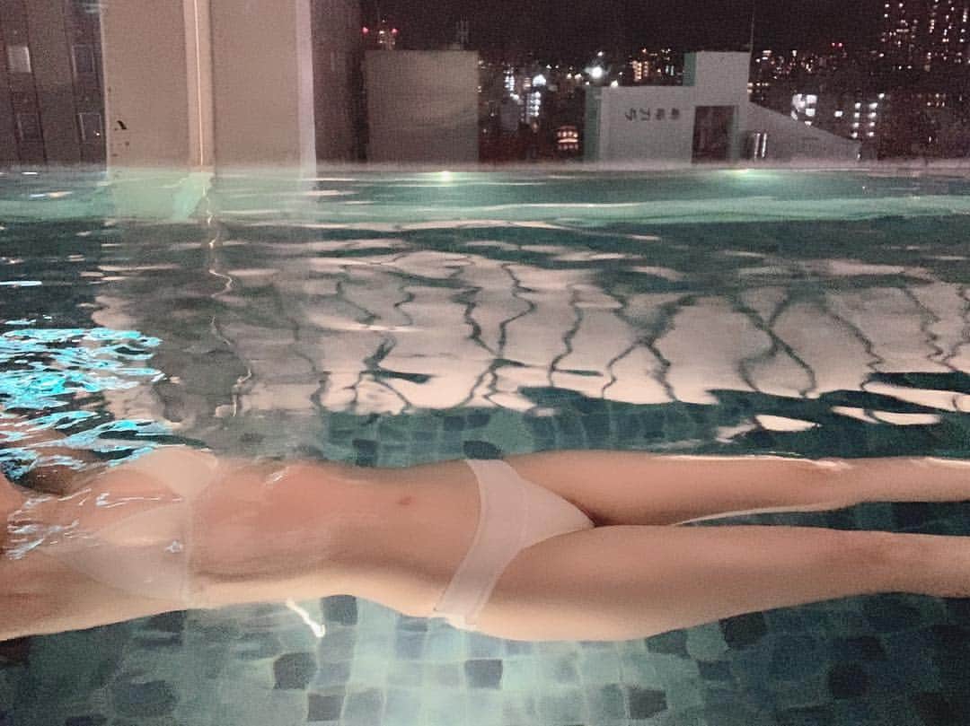 浜田翔子さんのインスタグラム写真 - (浜田翔子Instagram)「#pool 人がいないから浮いた🐬 いつもならばちゃばちゃ人いてこれできない🥺」4月20日 21時24分 - shoko_hamada