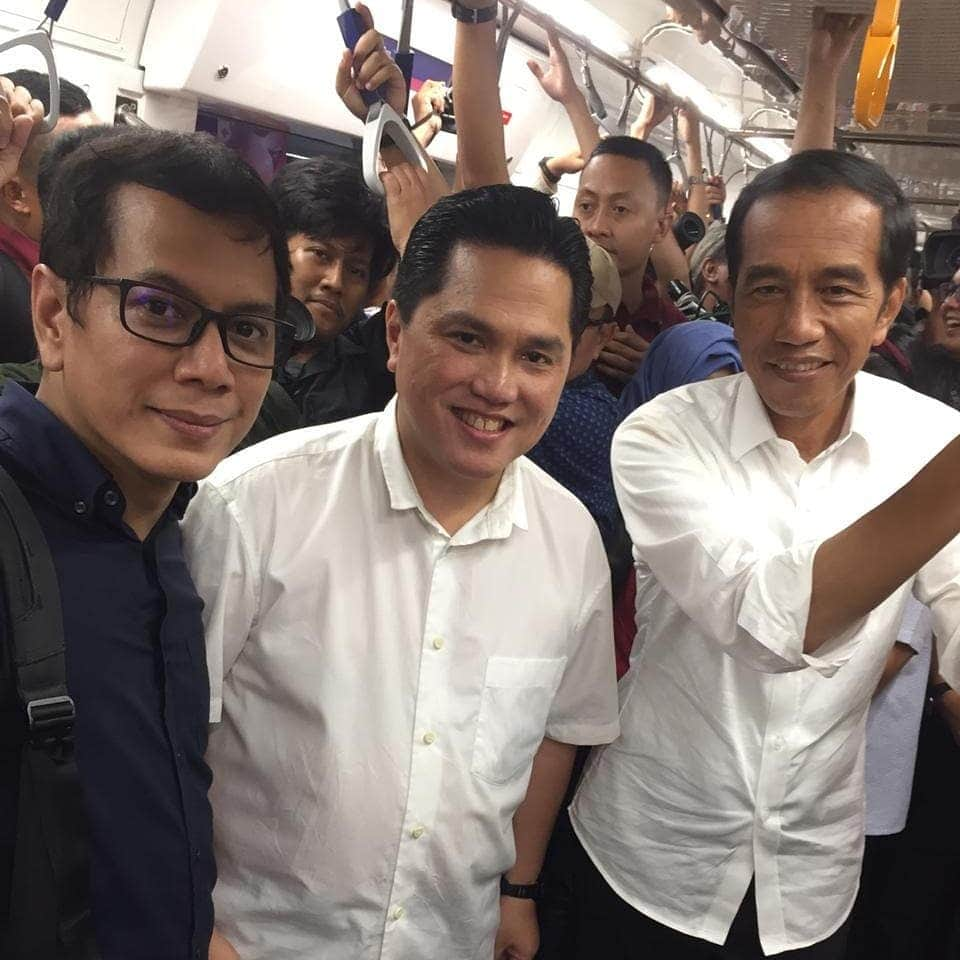 エリック・トヒルさんのインスタグラム写真 - (エリック・トヒルInstagram)「Bersama Pak @jokowi naik MRT, untuk pertama kalinya saya naik MRT Jakarta. Saya senang sekali sama seperti warga Jakarta lainnya. Kita harus rawat dan jaga bersama MRT Jakarta agar bisa terus menjadi moda transportasi pilihan warga Jakarta.」4月20日 21時28分 - erickthohir