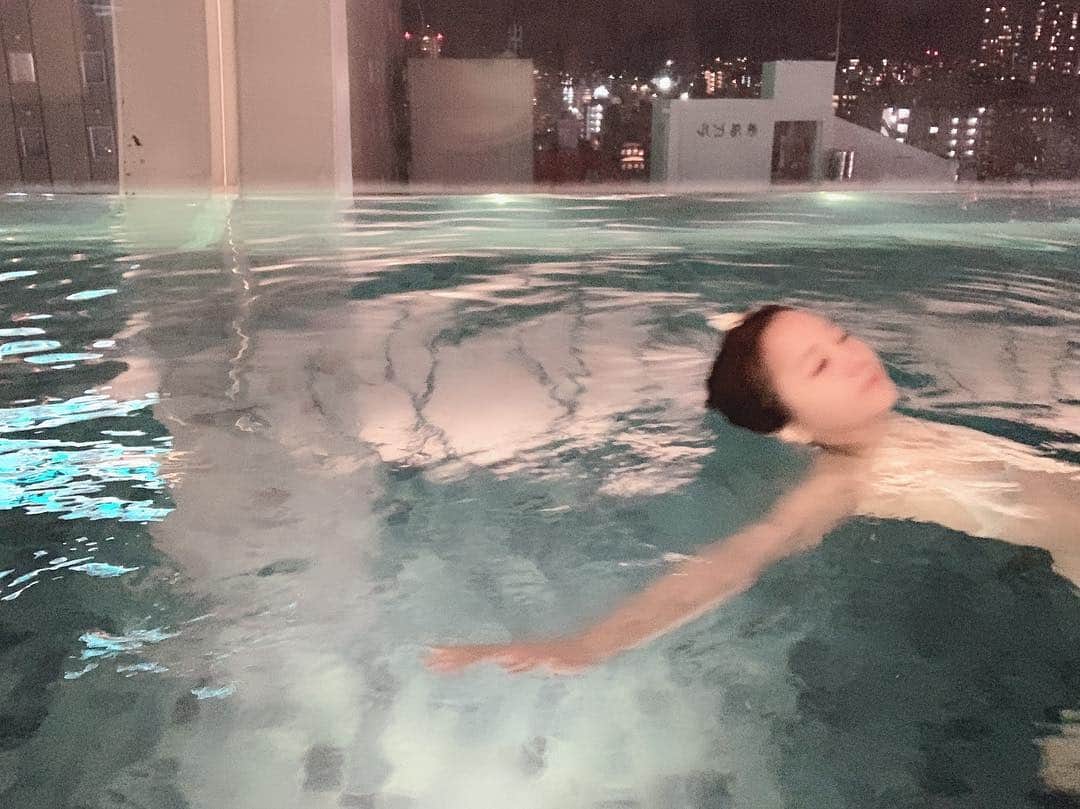浜田翔子さんのインスタグラム写真 - (浜田翔子Instagram)「顔。#pool #沖縄」4月20日 21時29分 - shoko_hamada