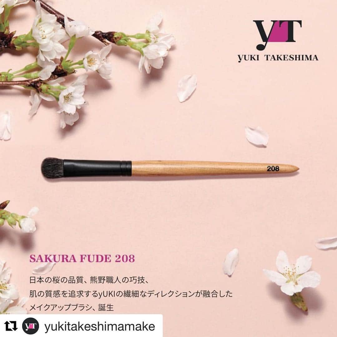 YUKI TAKESHIMAさんのインスタグラム写真 - (YUKI TAKESHIMAInstagram)「本日からSAKURAFUDE208コンシーラーブラシがデビュー🌸新宿ニューマンコスメキッチンで先行販売させて頂いてます✨ 明日21日の13時〜イベントは、イヴルルド遙華ちゃんに教わる最強の私になるには⁉️ ビズゥのエンハンシングスティックで効果的な使用方法を披露されて貰いますねー🤗 サクラフデシリーズは、日本の自然素材、桜🌸の木をそのまま採用しました。その為、一本一本、柄や色の違いを愉しんで頂きたと思ってます💕🥰 そして… yUKITAKESHIMAのブラシは、全て熊野筆認証されています。 熊野の職人が伝統を重んじて品質、信頼を世界中の人々に認知して貰う為、ブランド統一化しました✨ 毛先は、目の周り鼻の際や繊細 な部分に使いやすいようにフットします💕👍 @yukitakeshimamake  #yukibrush  #208  #コンシーラーブラシ  #サクラフデ #sakurafude  #熊野筆  #エンハンシングスティック  @cosmekitchen  @evelourdes_haruka」4月20日 21時30分 - yukimake