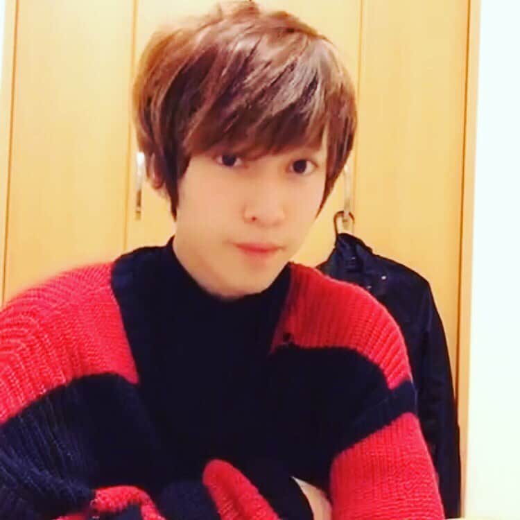青木裕矢のインスタグラム：「赤色の服が好きで 中でも この服はお気に入り 服が好きな方 是非 コメントとフォロー お願いします✌️ #服 #ファッション  #日常 #コーデ #韓国 #韓国好き #いいね返し  #韓国ファッション  #お気に入り服 #自撮り  #自撮り男子 #自撮り女子  #男女 #コメント大歓迎  #ファッションコーデ  #モデル #モデル募集  #モデル事務所 #赤服  #love #model #instagram #modelos #modeling」
