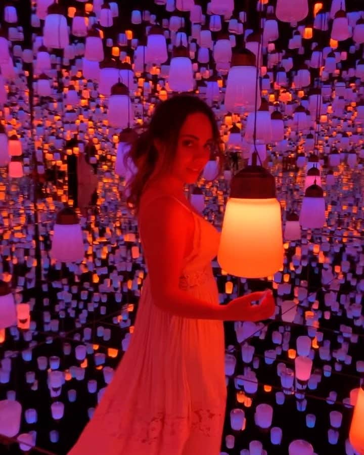 bestvacationsのインスタグラム：「Lanterns in a Dream World! Featuring @whatthechic ✨video by @melissa ✨」