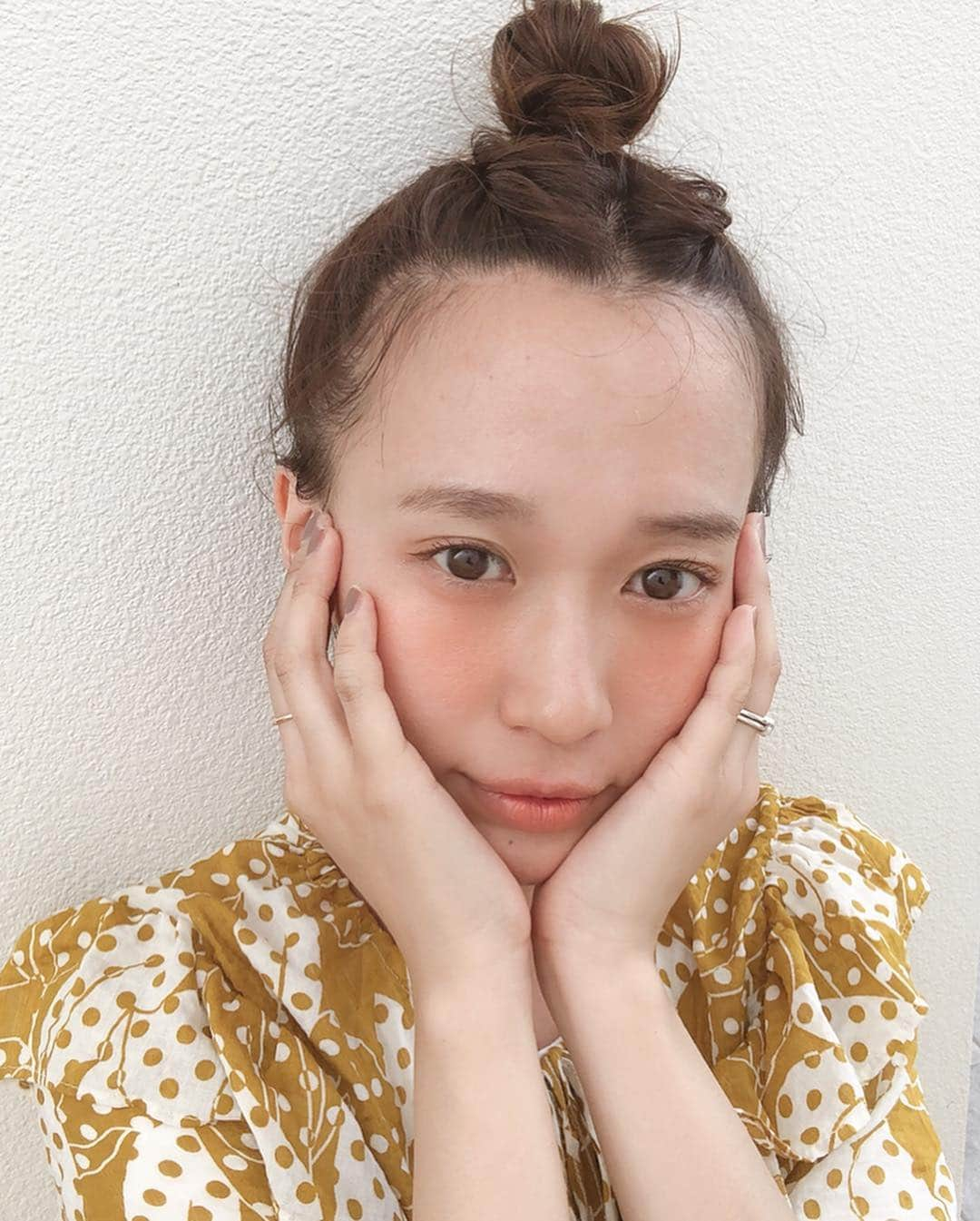 柴田紗希さんのインスタグラム写真 - (柴田紗希Instagram)「ボブでもお団子はたまにしてるよ。 オイルをしっかりめにぬって 太めのゴムでしっかり固定するように結びます！ あとはアメピンで、、、たくさん付けちゃうけどね☺︎♡ おでこ広めな私はうぶげをさりげなく 引き出すのがポイント🌷 (うぶげにもオイル塗ってるよ) #hair #お団子ヘア」4月20日 21時42分 - shibasaaki