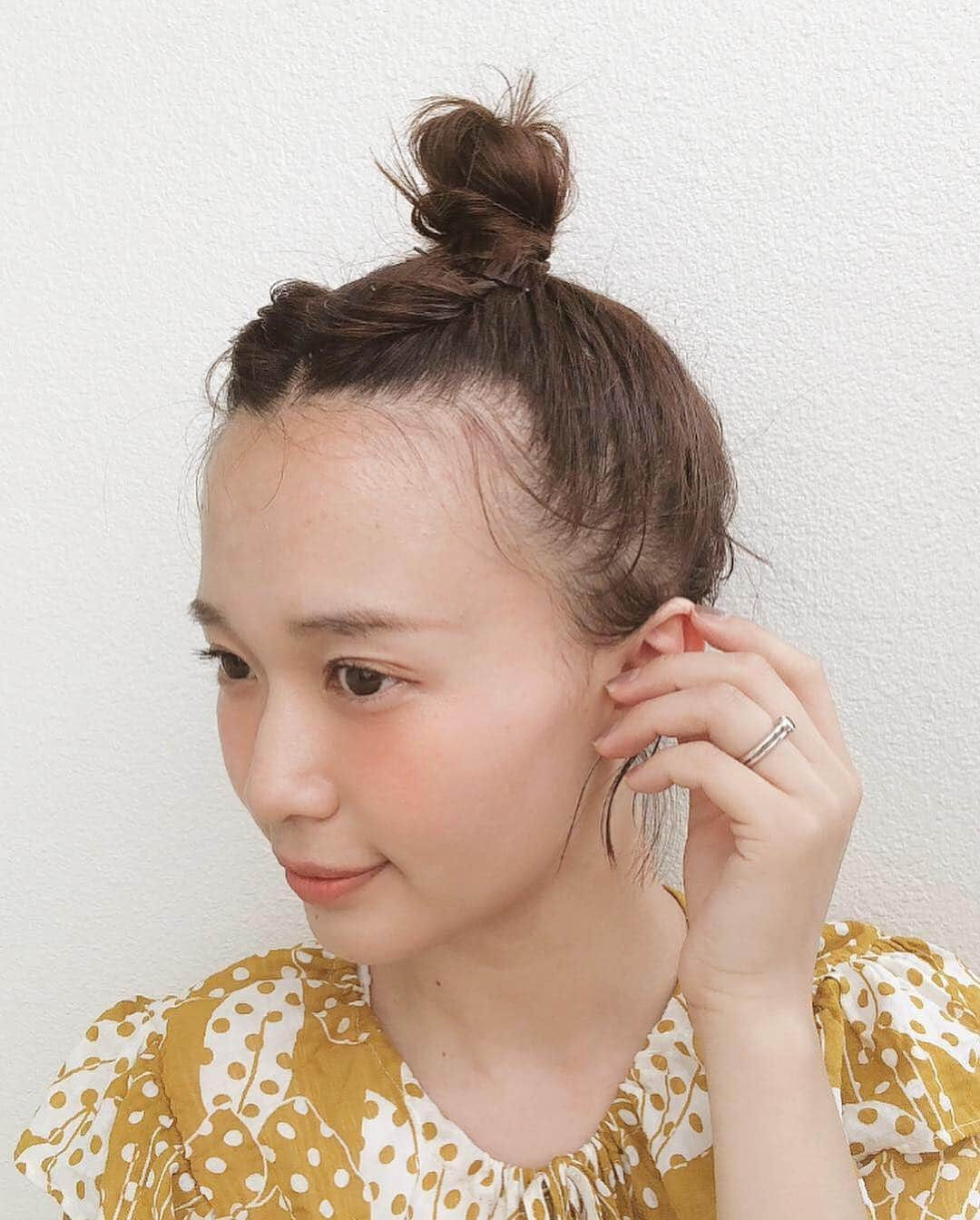 柴田紗希さんのインスタグラム写真 - (柴田紗希Instagram)「ボブでもお団子はたまにしてるよ。 オイルをしっかりめにぬって 太めのゴムでしっかり固定するように結びます！ あとはアメピンで、、、たくさん付けちゃうけどね☺︎♡ おでこ広めな私はうぶげをさりげなく 引き出すのがポイント🌷 (うぶげにもオイル塗ってるよ) #hair #お団子ヘア」4月20日 21時42分 - shibasaaki