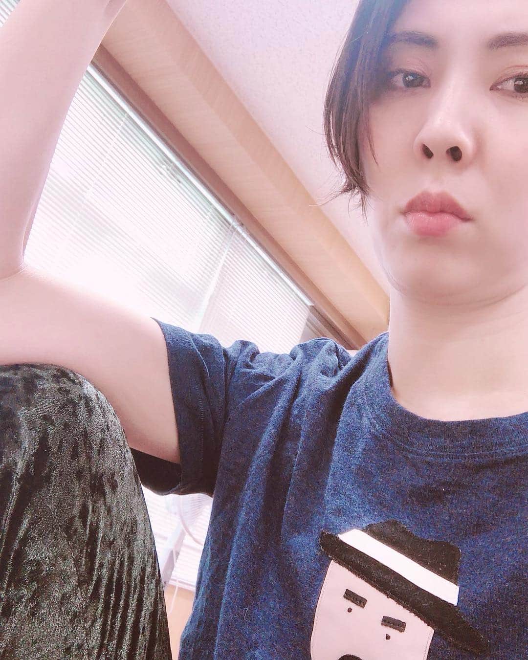 緒月遠麻さんのインスタグラム写真 - (緒月遠麻Instagram)「☆ あっ♡ 二の腕が細くうつってる♡ と思い 二の腕集中写真撮ってたら まさかの 油断顔が 二重アゴ🤭 #だめだこりゃ  #天狗ontheradio  明日 13時半から フレッシュ ひな鳥達と インスタライブ🐣するよ🐥」4月20日 21時42分 - toma_ozuki
