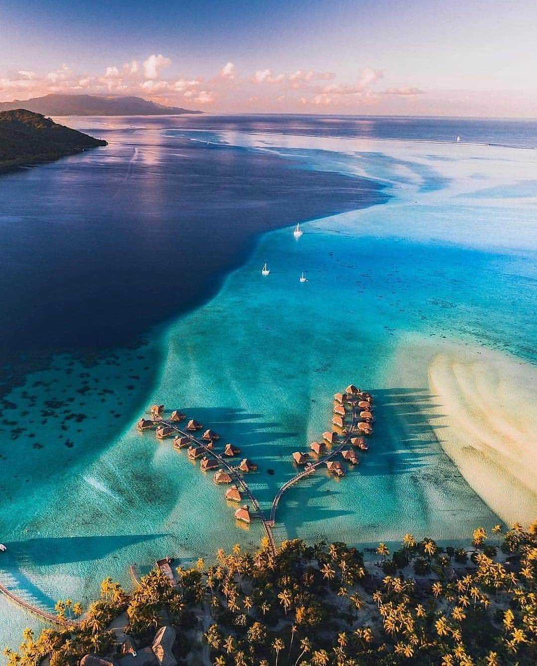 Blonde Saladさんのインスタグラム写真 - (Blonde SaladInstagram)「🐚DREAMING DOESN'T COST A THING 🐚 1.French Polynesia, 2.Seychelles or 3.Philippines? Plan your next trip with our guide to real heavens on earth 🐠 Read more on our mag! #theblondesalad #travel #dreamdestination #paradise #polynesia #philippines #seychelles 📸 @paradise」4月20日 21時41分 - theblondesalad