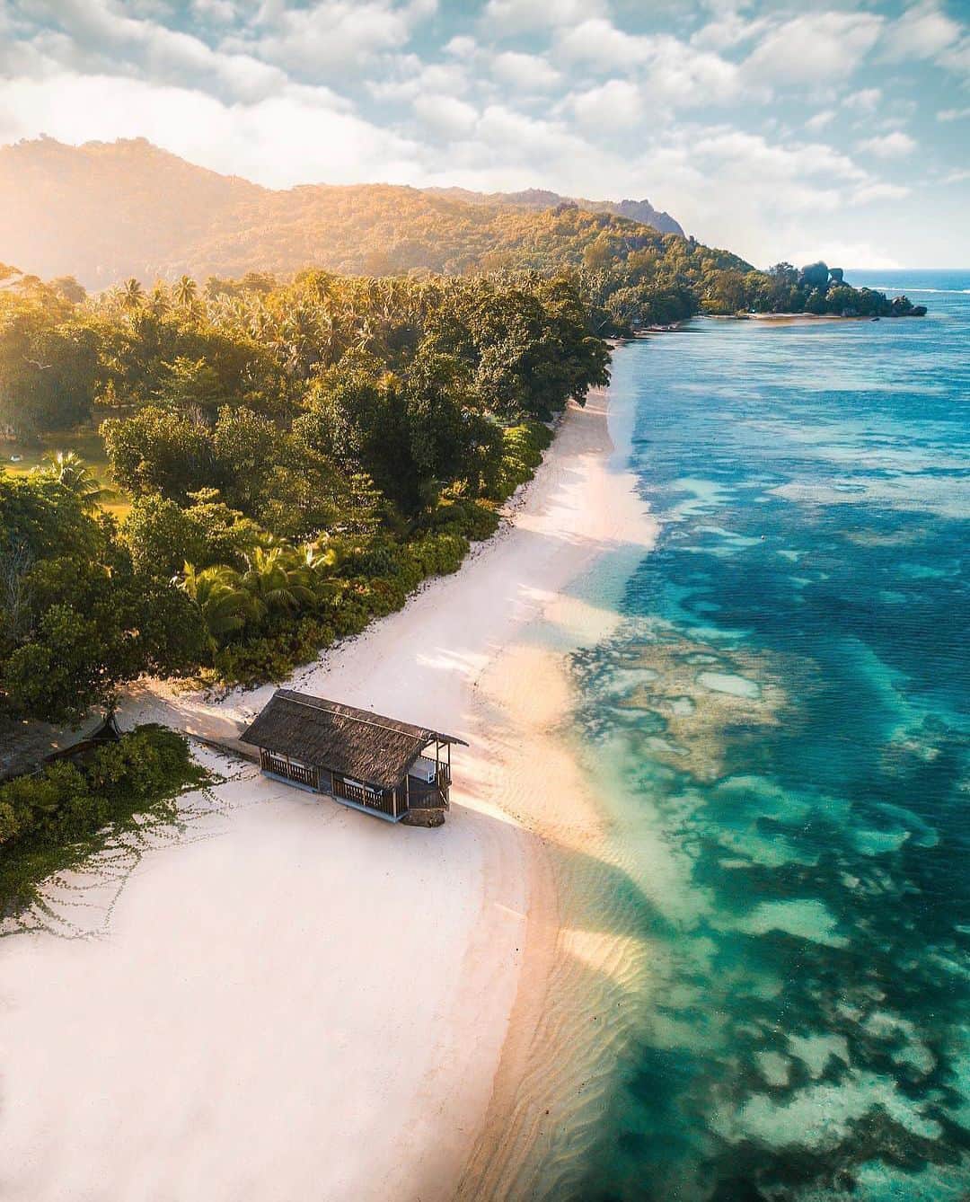 Blonde Saladさんのインスタグラム写真 - (Blonde SaladInstagram)「🐚DREAMING DOESN'T COST A THING 🐚 1.French Polynesia, 2.Seychelles or 3.Philippines? Plan your next trip with our guide to real heavens on earth 🐠 Read more on our mag! #theblondesalad #travel #dreamdestination #paradise #polynesia #philippines #seychelles 📸 @paradise」4月20日 21時41分 - theblondesalad