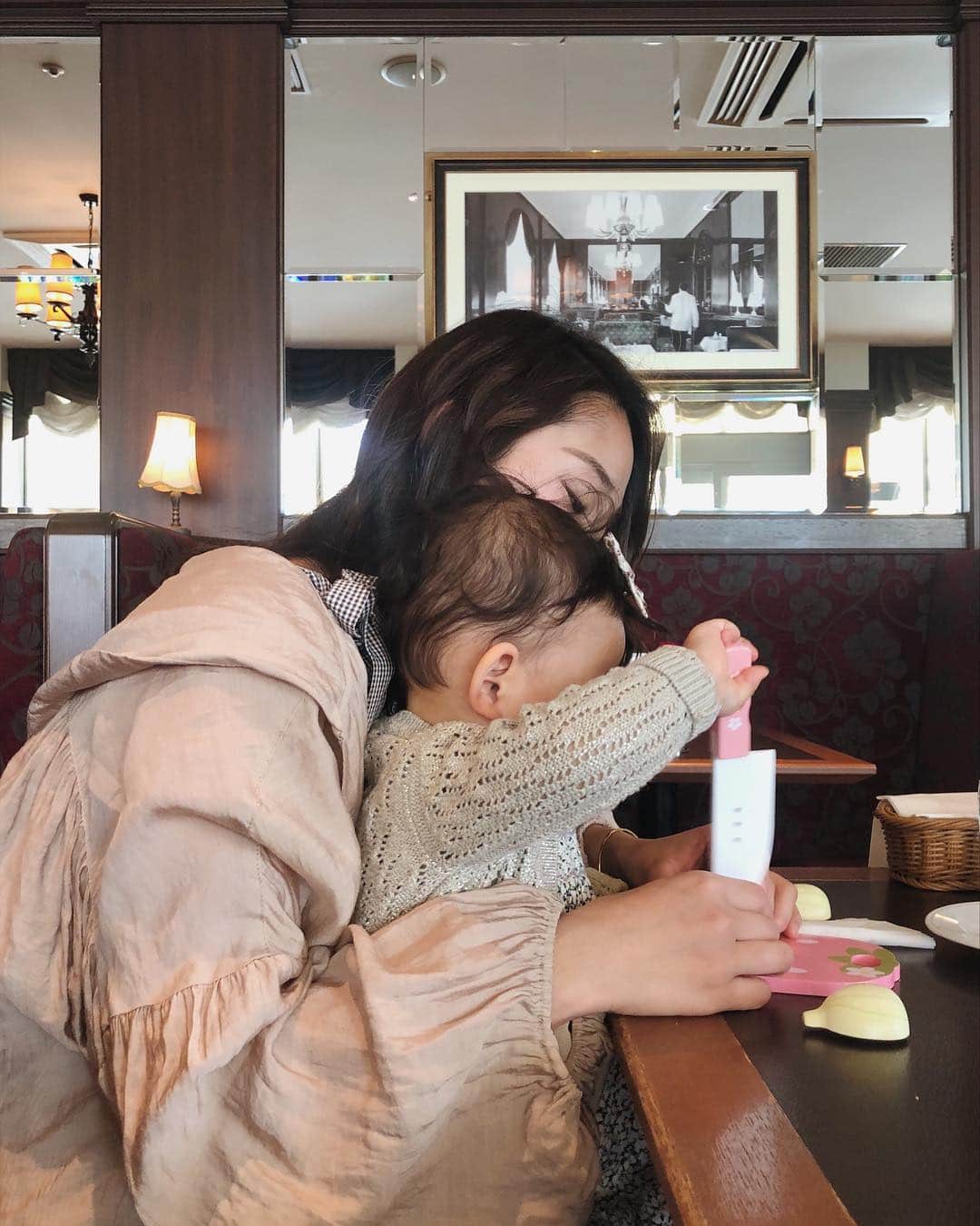 目見田早弥子のインスタグラム：「| ☕️ 1年以上ぶりの花実。 学生時代、初めてのバイト先で出会いもう7年目。 花実がいたからバイト楽しかったなぁ。 めちゃめちゃシフト入れてたん懐かしいね😂 ちびさや👶🏻もたくさん花実おねえさんと遊んでもらって 嬉しそうにしてました🌸 可愛いおままごとセットをありがとう！」