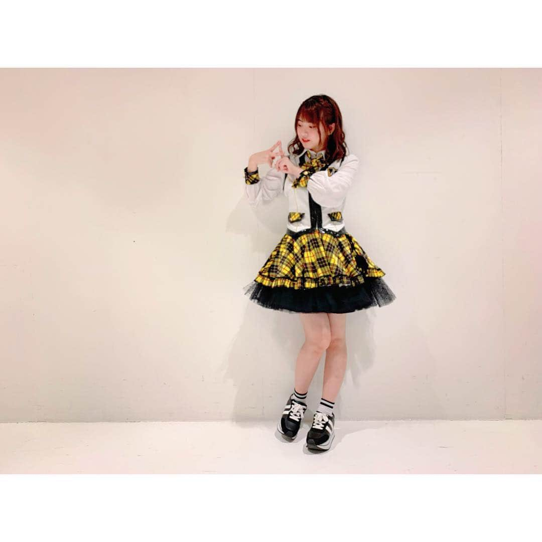 馬嘉伶さんのインスタグラム写真 - (馬嘉伶Instagram)「🍵 #AKB48 #チーム4#手をつなぎながら公演 オープニングの衣装 #💛 . よく着させて頂いている衣装なんですが 劇場でしか着たことがなかったので この間の撮影で着た時に 初めて全身の写真が撮れました📸👉🏻👉🏻 . 黄色のチェック柄 チーム4の公式カラー☺️💛💛」4月20日 21時51分 - macyacyarin