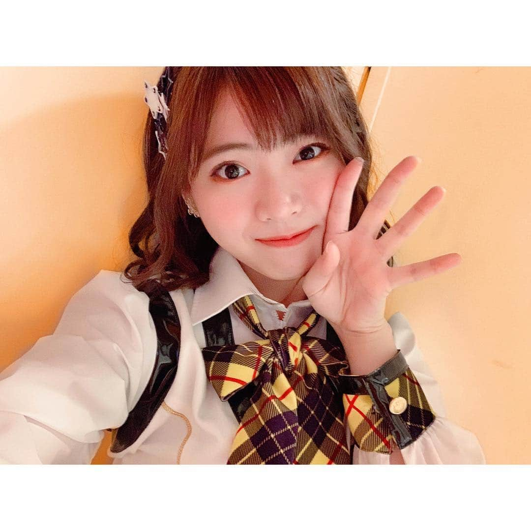 馬嘉伶さんのインスタグラム写真 - (馬嘉伶Instagram)「🍵 #AKB48 #チーム4#手をつなぎながら公演 オープニングの衣装 #💛 . よく着させて頂いている衣装なんですが 劇場でしか着たことがなかったので この間の撮影で着た時に 初めて全身の写真が撮れました📸👉🏻👉🏻 . 黄色のチェック柄 チーム4の公式カラー☺️💛💛」4月20日 21時51分 - macyacyarin