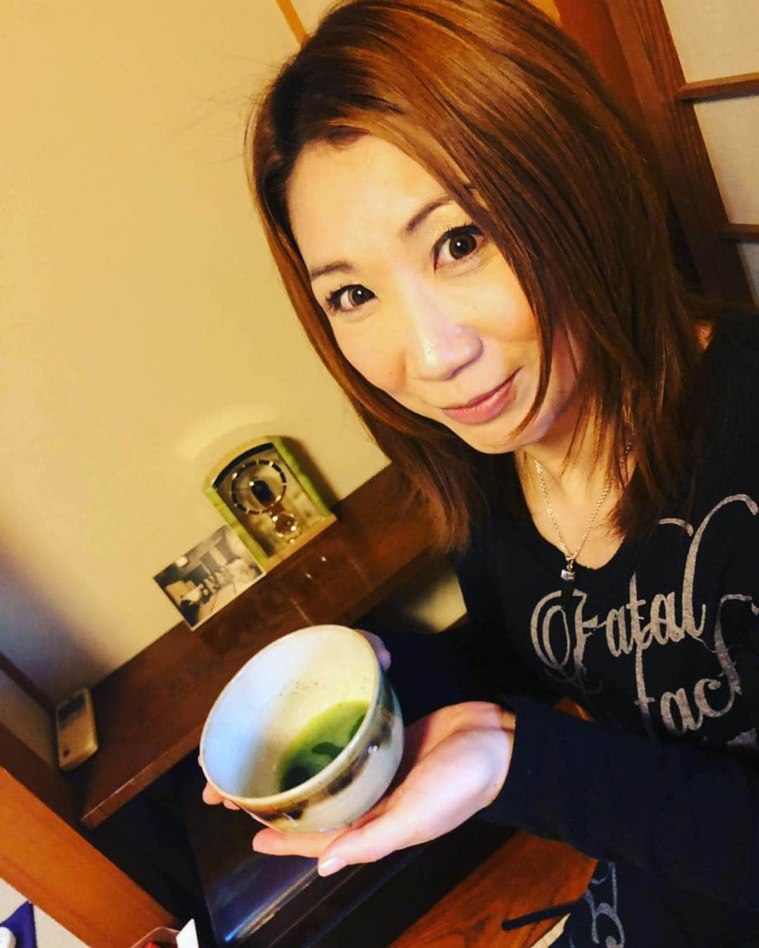 桜花由美さんのインスタグラム写真 - (桜花由美Instagram)「今日は茶道を初体験してきました！ 流派は「都千家」 waveのジャージに入っている名前です。  今日、人生初茶道体験にリングアナの野中と行ってきた！  礼で始まり、礼で終わる。  ものすごい手順が多くて、指先の使い方とか難しかったけど、全てにはちゃんと意味があって、無駄がない。 奥深い。  初めてお茶飲んだけど、苦いんだろうなと思ったのに、めちゃくちゃ美味しくて、和菓子も苦手だけど、凄く美味しくて、日本人で良かったな。と思いました！  ただ、正座が辛くて、途中リタイアして椅子に座っておりました… 膝を怪我してから正座が出来なくなりました…  日本の文化に触れられた良い体験でした♪  #wavepro #女子プロレスラー  #プロレス  #プロレスラー  #女子プロレス #prowrestling #プロレスリングwave #茶道  #茶道教室 #体験  #都千家 #正座が辛い  #日本人でよかった  #お茶  #美味しい  #和菓子  #苦手  #苦手だけど #美味しかった  #礼で始まり礼で終わる」4月20日 21時45分 - ohkayumi