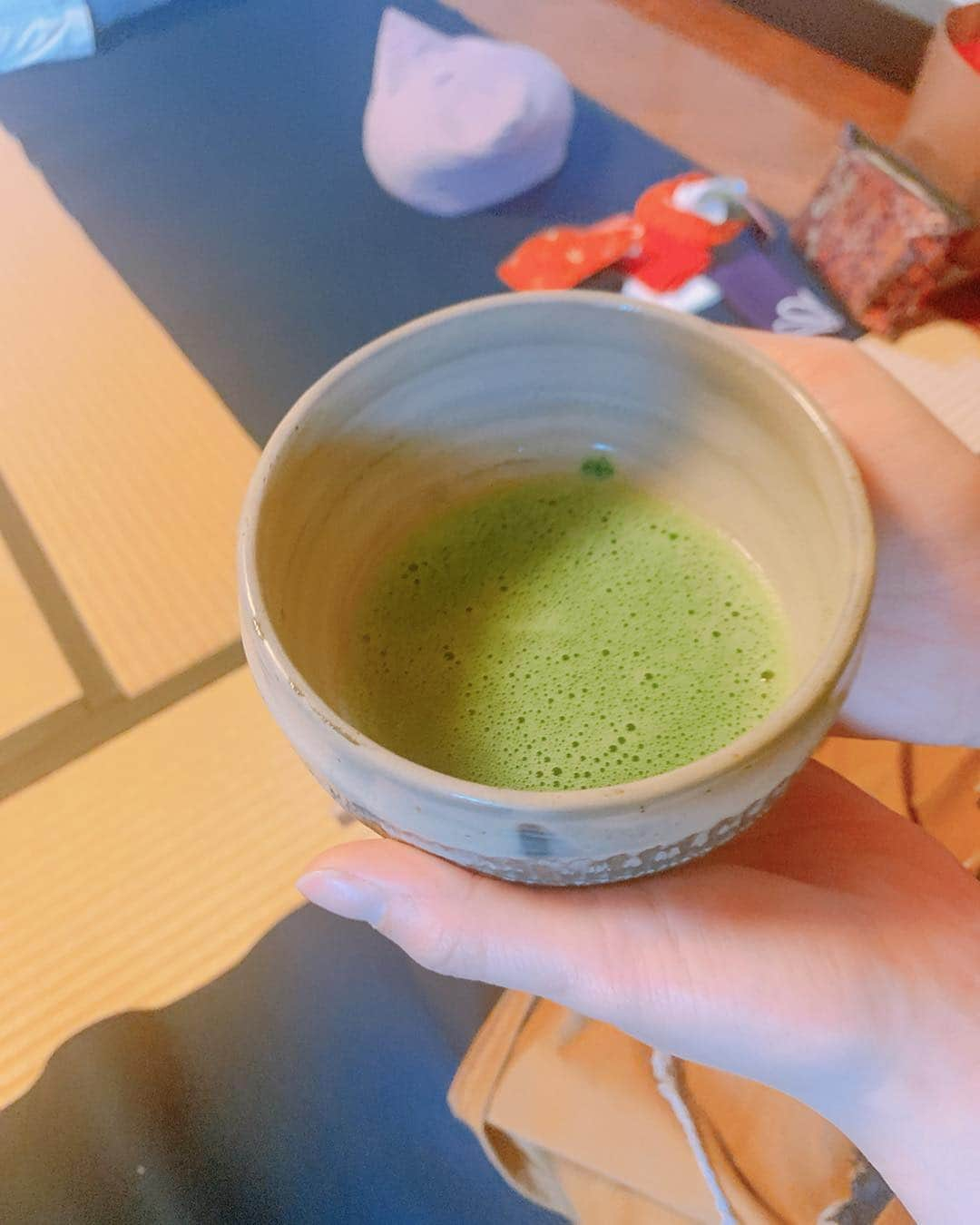 桜花由美さんのインスタグラム写真 - (桜花由美Instagram)「今日は茶道を初体験してきました！ 流派は「都千家」 waveのジャージに入っている名前です。  今日、人生初茶道体験にリングアナの野中と行ってきた！  礼で始まり、礼で終わる。  ものすごい手順が多くて、指先の使い方とか難しかったけど、全てにはちゃんと意味があって、無駄がない。 奥深い。  初めてお茶飲んだけど、苦いんだろうなと思ったのに、めちゃくちゃ美味しくて、和菓子も苦手だけど、凄く美味しくて、日本人で良かったな。と思いました！  ただ、正座が辛くて、途中リタイアして椅子に座っておりました… 膝を怪我してから正座が出来なくなりました…  日本の文化に触れられた良い体験でした♪  #wavepro #女子プロレスラー  #プロレス  #プロレスラー  #女子プロレス #prowrestling #プロレスリングwave #茶道  #茶道教室 #体験  #都千家 #正座が辛い  #日本人でよかった  #お茶  #美味しい  #和菓子  #苦手  #苦手だけど #美味しかった  #礼で始まり礼で終わる」4月20日 21時45分 - ohkayumi