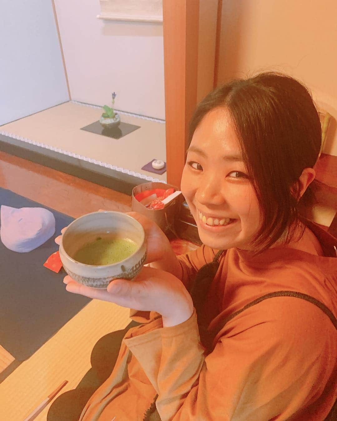 桜花由美さんのインスタグラム写真 - (桜花由美Instagram)「今日は茶道を初体験してきました！ 流派は「都千家」 waveのジャージに入っている名前です。  今日、人生初茶道体験にリングアナの野中と行ってきた！  礼で始まり、礼で終わる。  ものすごい手順が多くて、指先の使い方とか難しかったけど、全てにはちゃんと意味があって、無駄がない。 奥深い。  初めてお茶飲んだけど、苦いんだろうなと思ったのに、めちゃくちゃ美味しくて、和菓子も苦手だけど、凄く美味しくて、日本人で良かったな。と思いました！  ただ、正座が辛くて、途中リタイアして椅子に座っておりました… 膝を怪我してから正座が出来なくなりました…  日本の文化に触れられた良い体験でした♪  #wavepro #女子プロレスラー  #プロレス  #プロレスラー  #女子プロレス #prowrestling #プロレスリングwave #茶道  #茶道教室 #体験  #都千家 #正座が辛い  #日本人でよかった  #お茶  #美味しい  #和菓子  #苦手  #苦手だけど #美味しかった  #礼で始まり礼で終わる」4月20日 21時45分 - ohkayumi