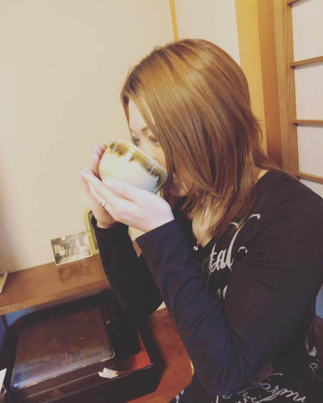 桜花由美さんのインスタグラム写真 - (桜花由美Instagram)「今日は茶道を初体験してきました！ 流派は「都千家」 waveのジャージに入っている名前です。  今日、人生初茶道体験にリングアナの野中と行ってきた！  礼で始まり、礼で終わる。  ものすごい手順が多くて、指先の使い方とか難しかったけど、全てにはちゃんと意味があって、無駄がない。 奥深い。  初めてお茶飲んだけど、苦いんだろうなと思ったのに、めちゃくちゃ美味しくて、和菓子も苦手だけど、凄く美味しくて、日本人で良かったな。と思いました！  ただ、正座が辛くて、途中リタイアして椅子に座っておりました… 膝を怪我してから正座が出来なくなりました…  日本の文化に触れられた良い体験でした♪  #wavepro #女子プロレスラー  #プロレス  #プロレスラー  #女子プロレス #prowrestling #プロレスリングwave #茶道  #茶道教室 #体験  #都千家 #正座が辛い  #日本人でよかった  #お茶  #美味しい  #和菓子  #苦手  #苦手だけど #美味しかった  #礼で始まり礼で終わる」4月20日 21時45分 - ohkayumi