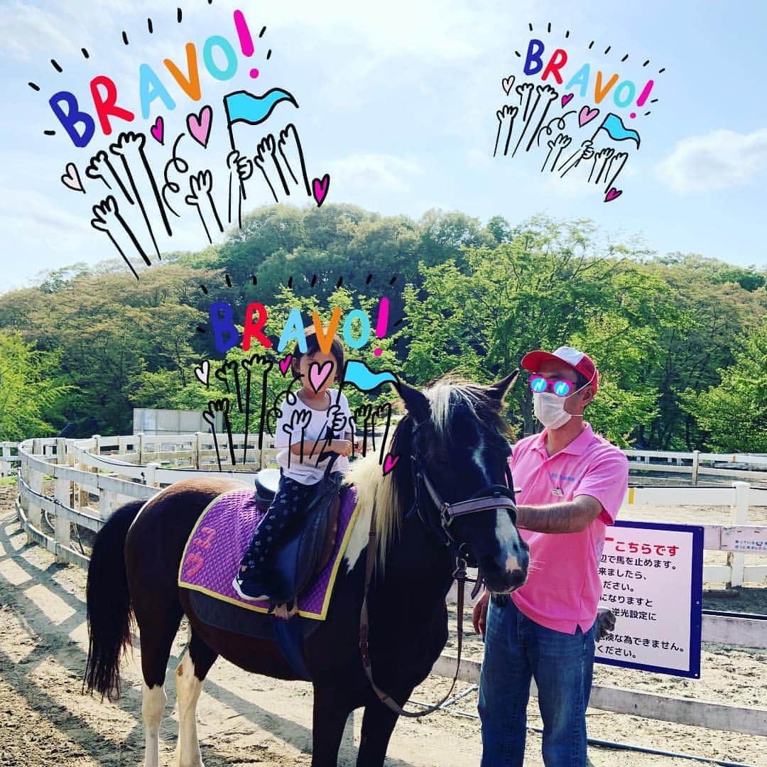 大和田美帆さんのインスタグラム写真 - (大和田美帆Instagram)「今日も初めてがいっぱい！ .  初めて横浜の #こどもの国 に行って 初めてタンポポの綿毛を飛ばして 初めて一人で列に並べて 初めて一人で馬に乗れた！ . 一人でできたことを全身で喜ぶ姿は 頼もしく微笑ましく、私まで勇気を出すパワーが出てくる気がする。ありがとう！ . . 今日はパパ方の祖父母と４人でお出かけでした。みんなみんな笑顔だった！ 感謝です！ . . #3歳 #こどもとおでかけ #こどもの国  #何でも自分でやりたい時期 #できなくても見守る #思わず手を出しそうになる #がまんがまん #私もまた乗馬をはじめようかな #馬場検定2級 持ってます実は。」4月20日 21時47分 - miho_ohwada
